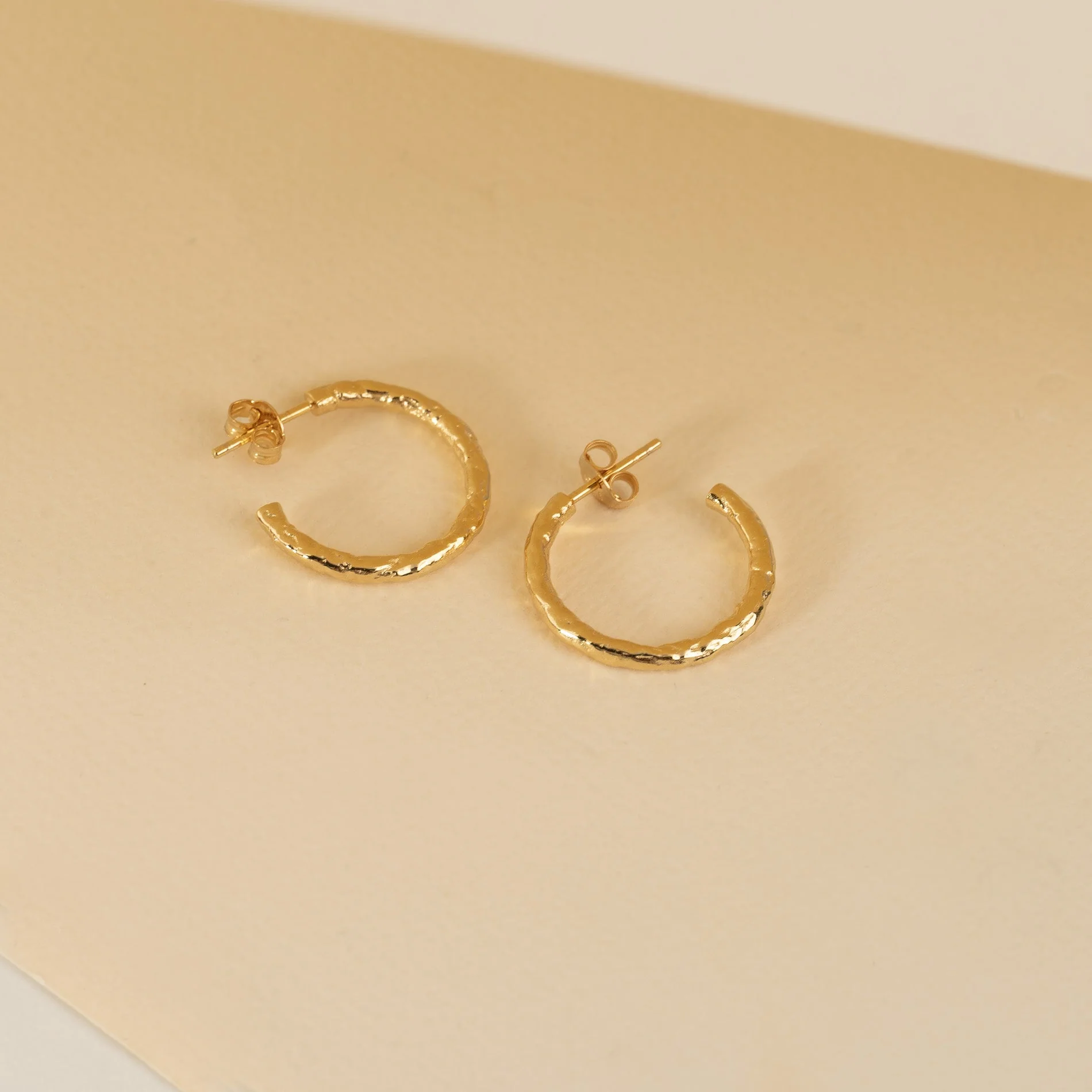 ELMA MEDIUM GOLDEN CREOL EARRING - Image 7