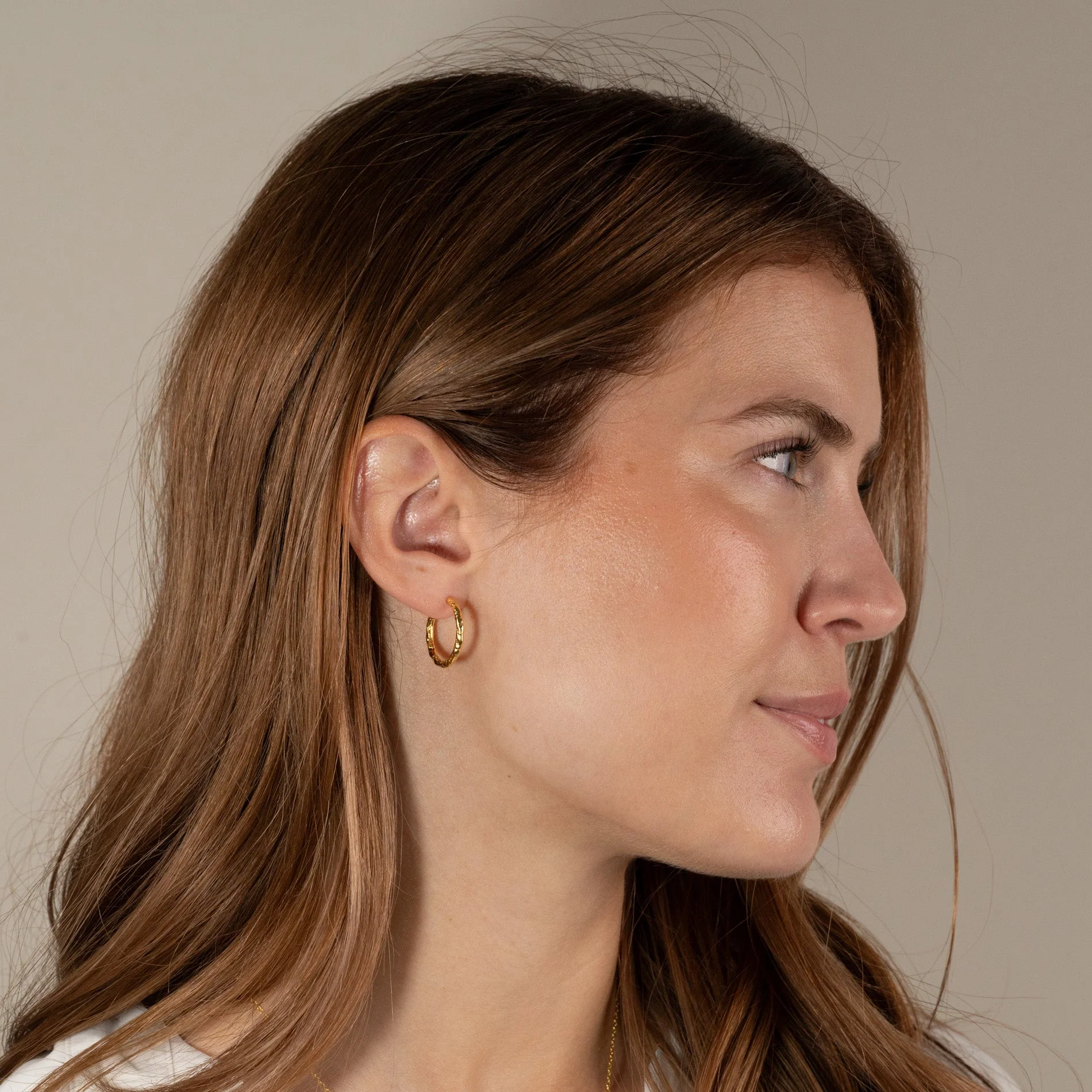 ELMA MEDIUM GOLDEN CREOL EARRING - Image 8