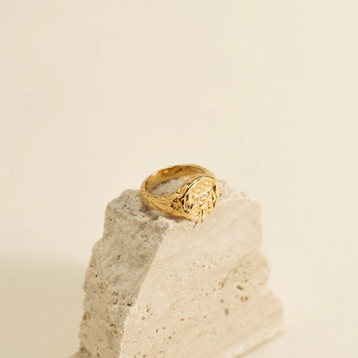 ELMA SIGNET GOLDEN RING - Image 3