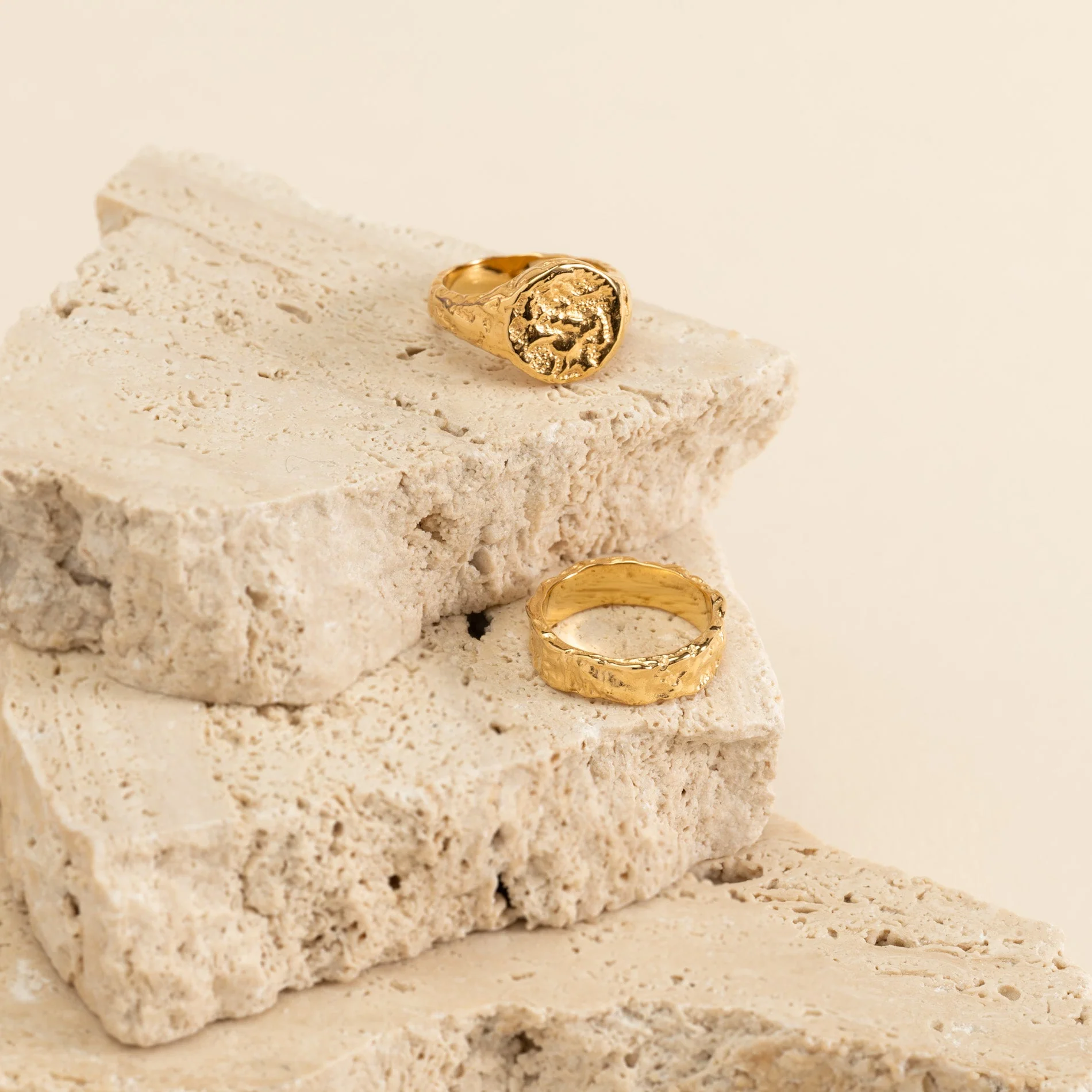 ELMA SIGNET GOLDEN RING - Image 6