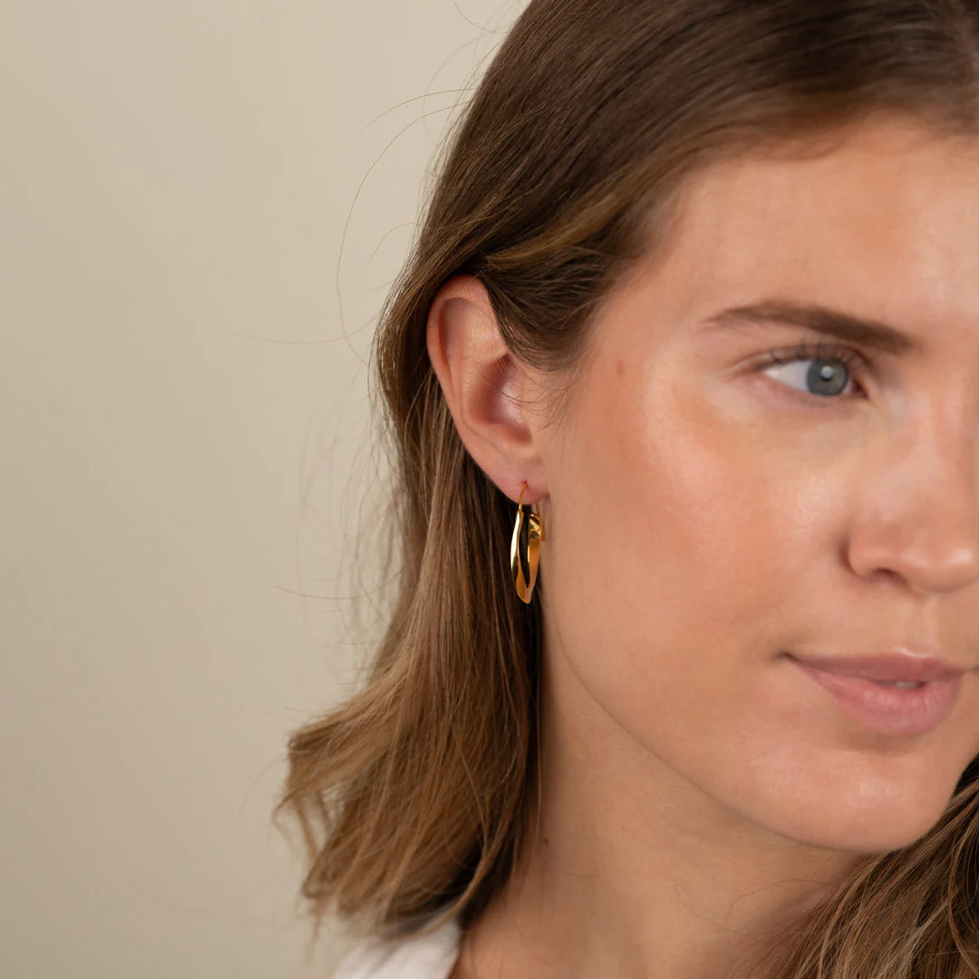 EMMY GOLDEN CREOL EARRING - Image 5