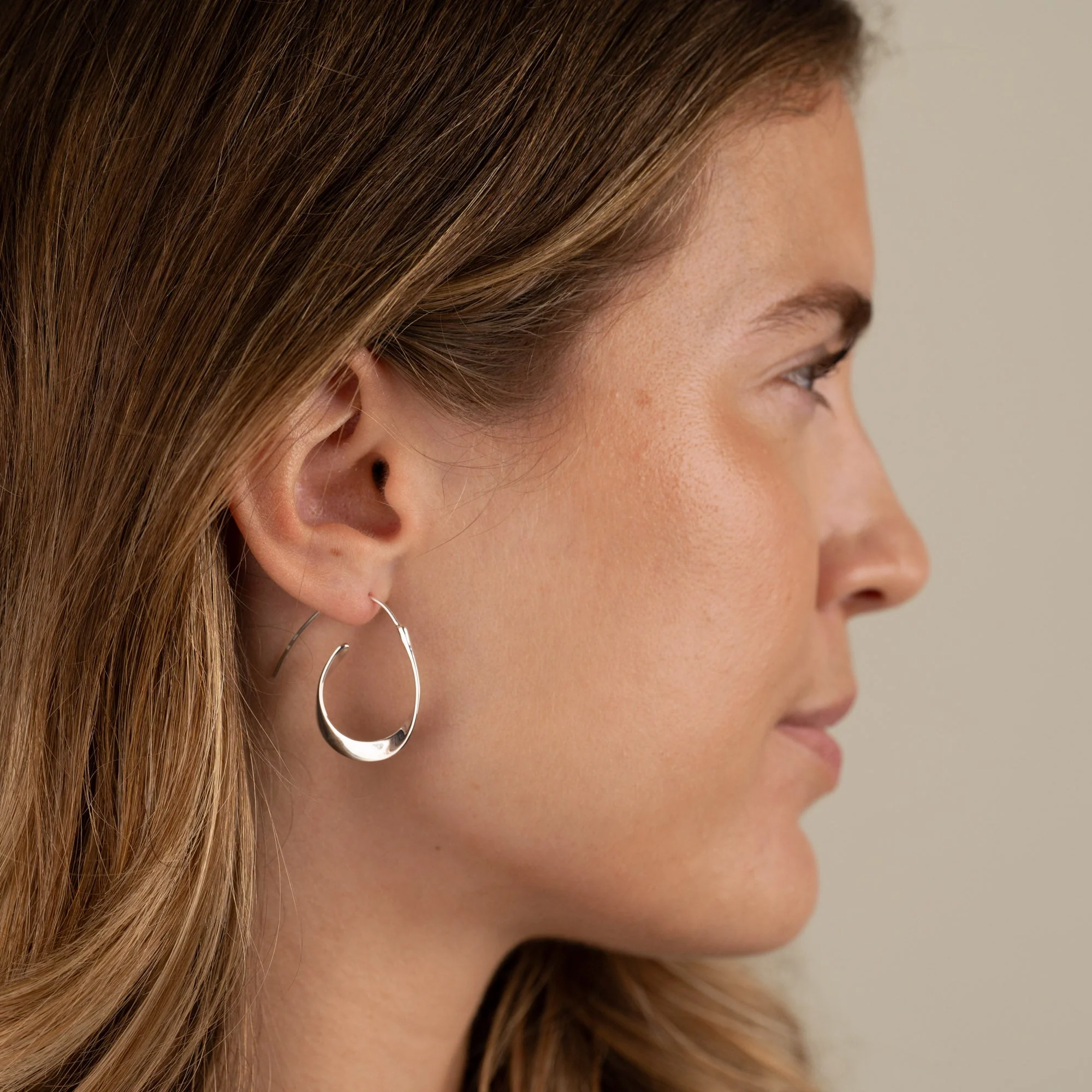 EMMY SILVER CREOL EARRING - Image 4
