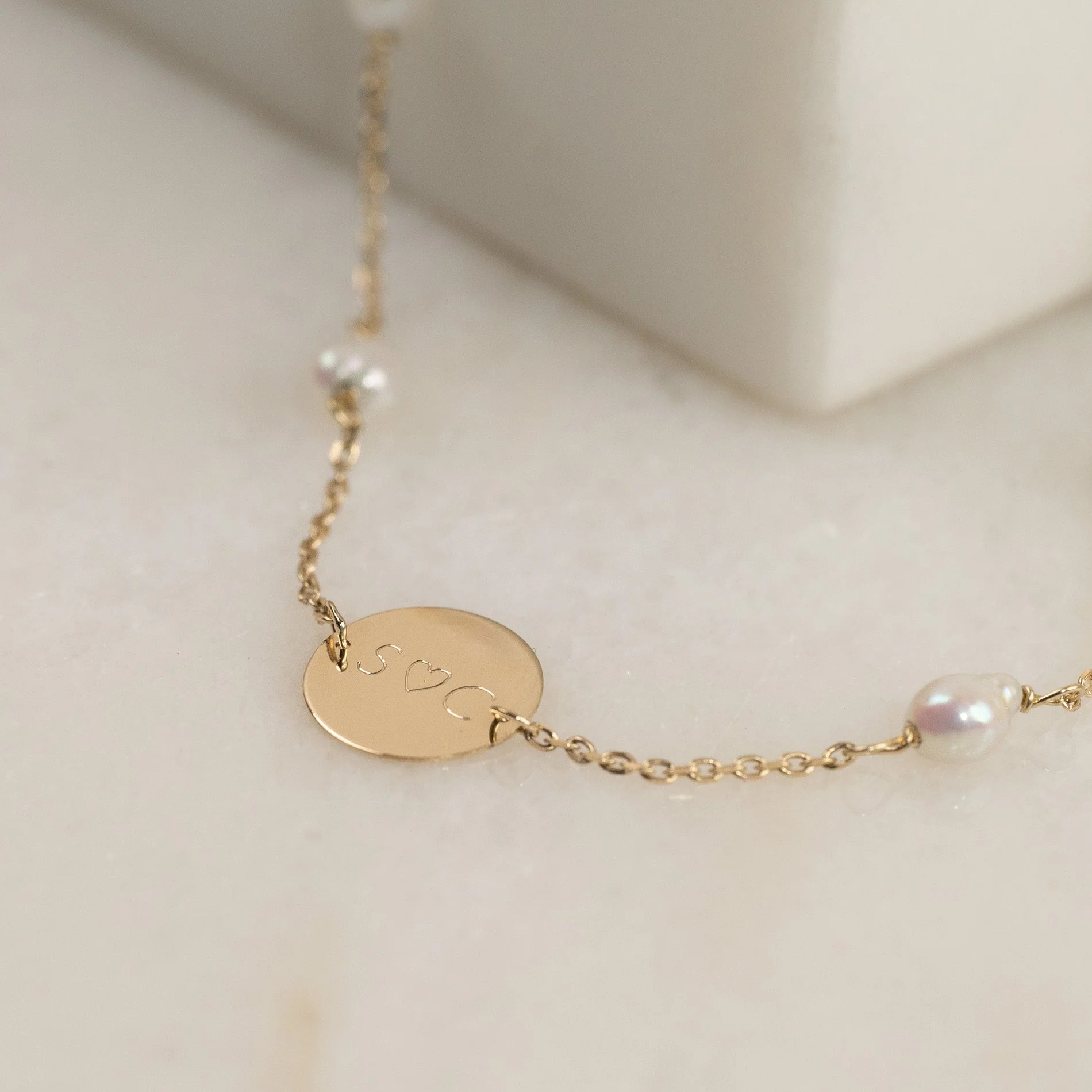 ENGRAVABLE PLATE PEARL SOLID GOLD BRACELET - Image 4