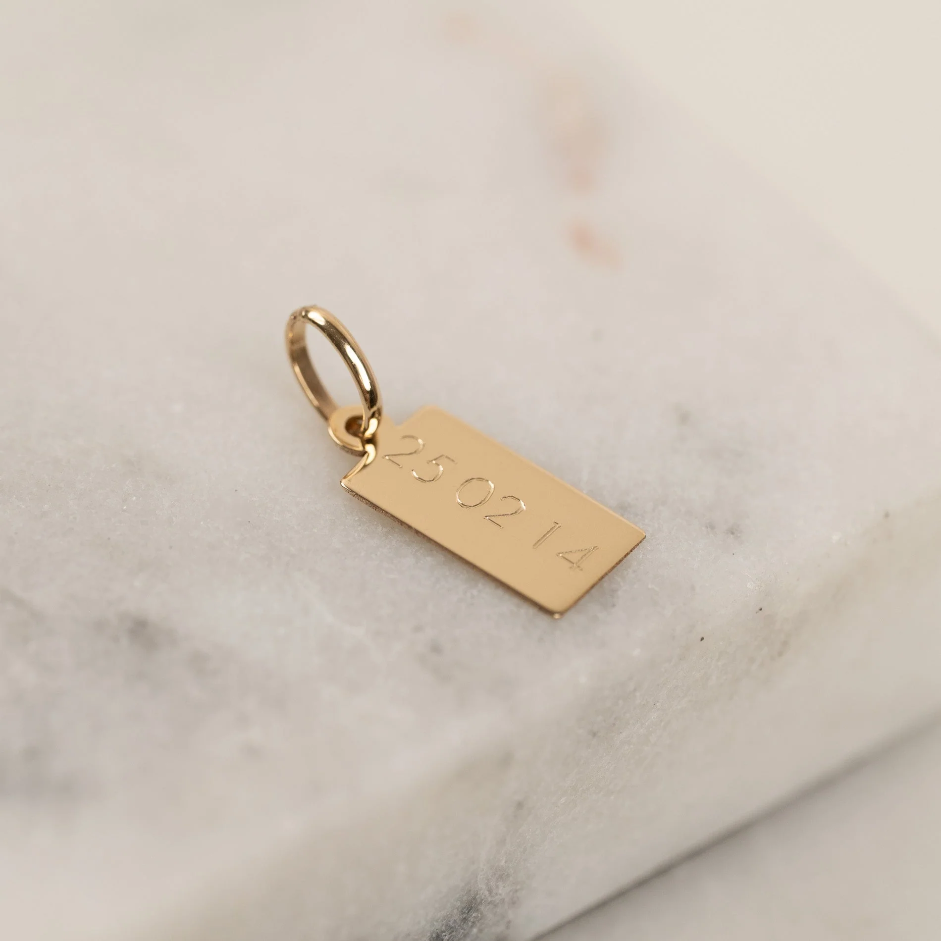 ENGRAVABLE RECTANGULAR SOLID GOLD PENDANT - Image 3