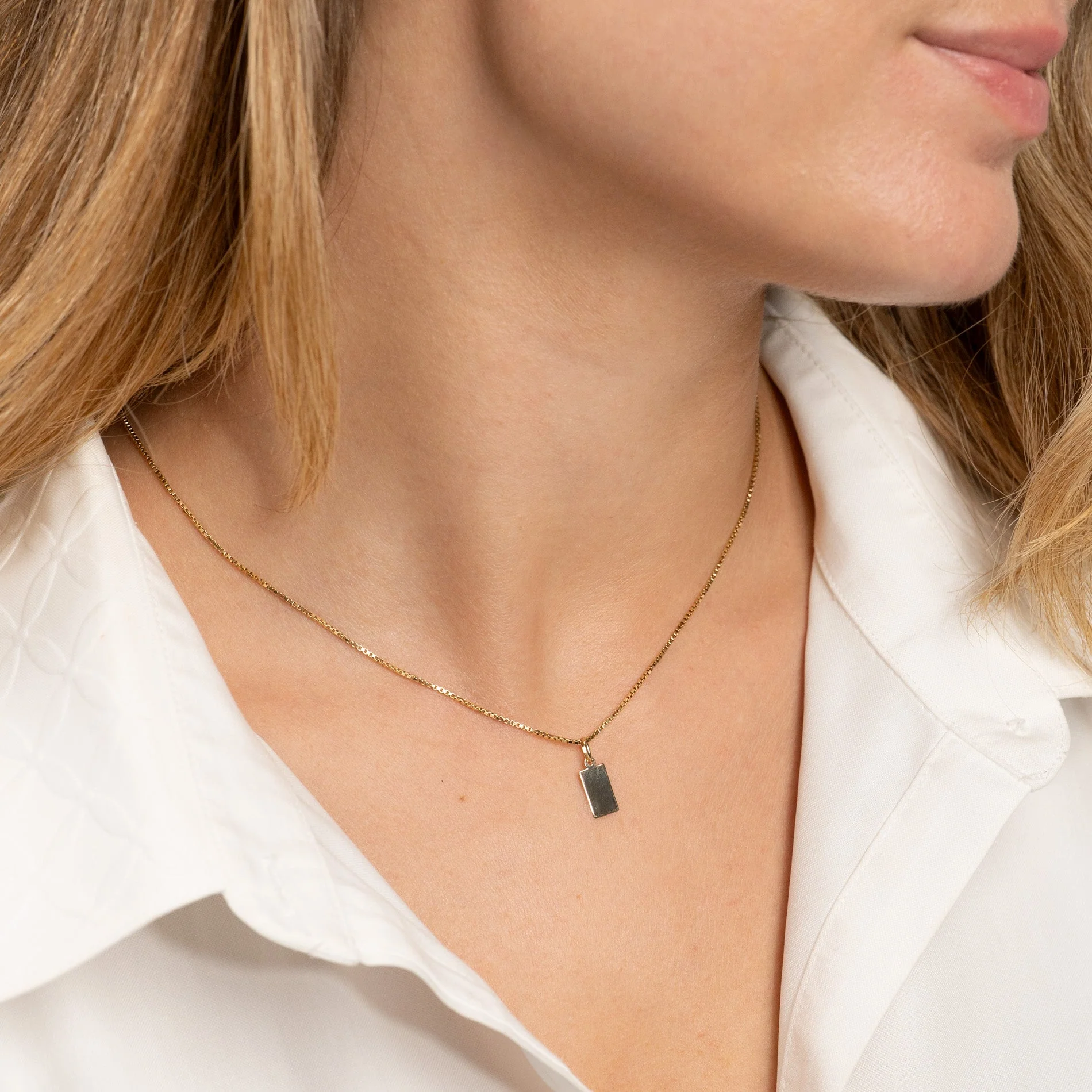ENGRAVABLE RECTANGULAR SOLID GOLD PENDANT - Image 4
