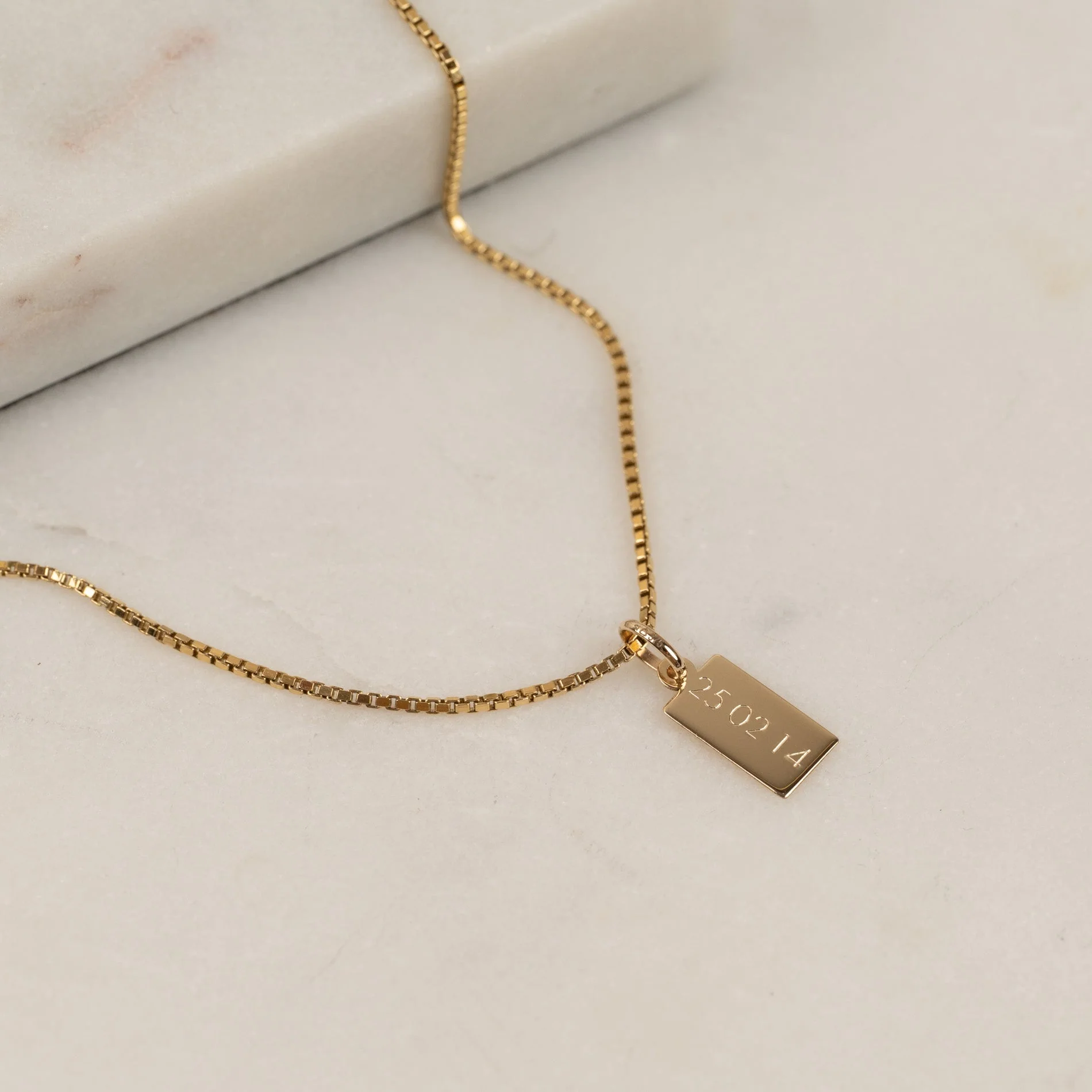 ENGRAVABLE RECTANGULAR SOLID GOLD PENDANT - Image 5