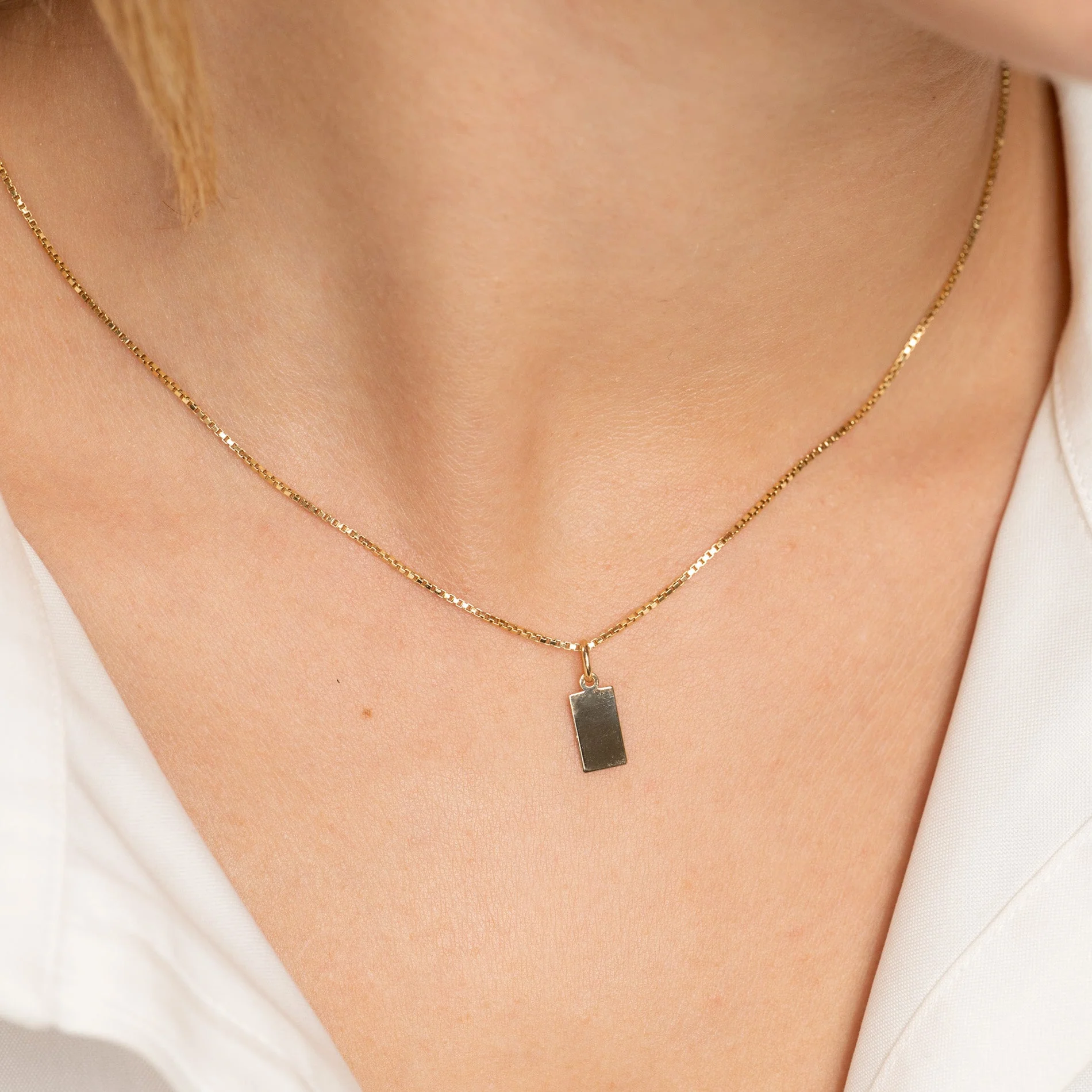 ENGRAVABLE RECTANGULAR SOLID GOLD PENDANT - Image 7