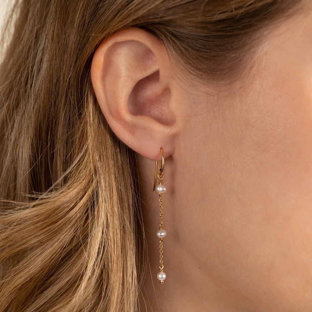 ERICA PEARL GOLDEN HOOK EARRING - Image 2