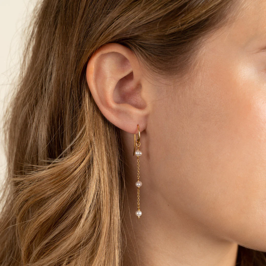 ERICA PEARL GOLDEN HOOK EARRING - Image 4