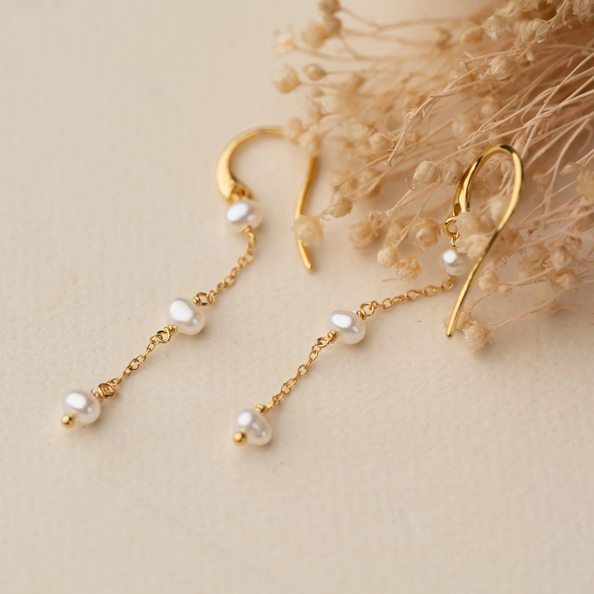 ERICA PEARL GOLDEN HOOK EARRING - Image 5