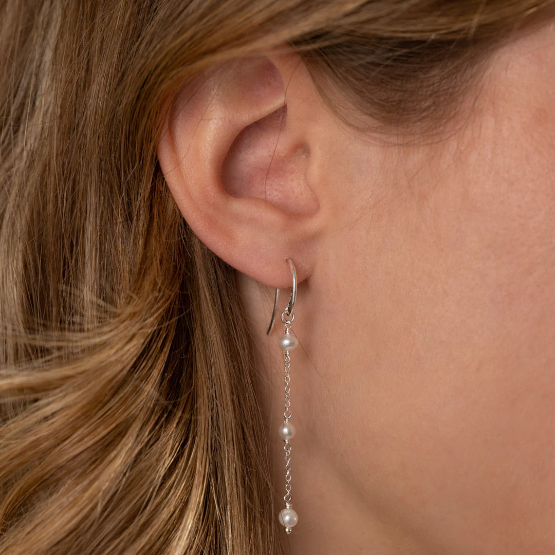 ERICA PEARL SILVER HOOK EARRING - Image 4