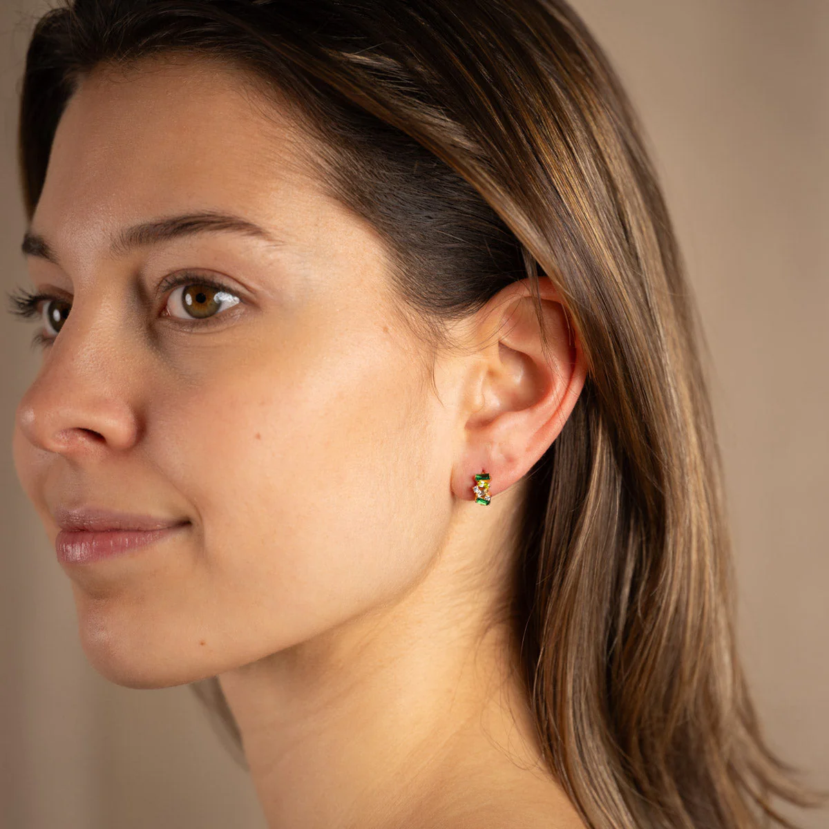 ESMERALDA GREEN GOLDEN HUGGIE EARRING - Image 3