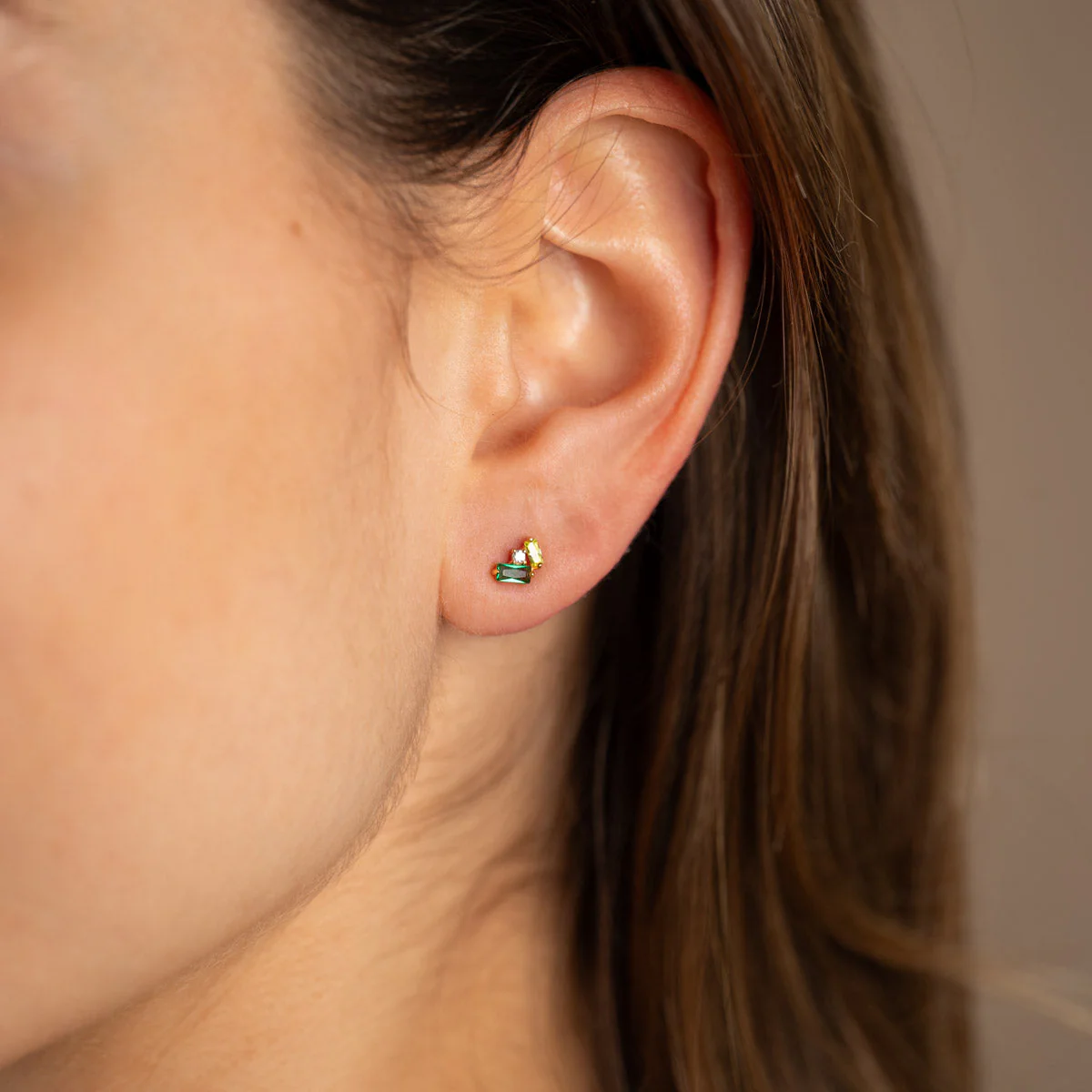 ESMERALDA GREEN GOLDEN STUD EARRING - Image 2