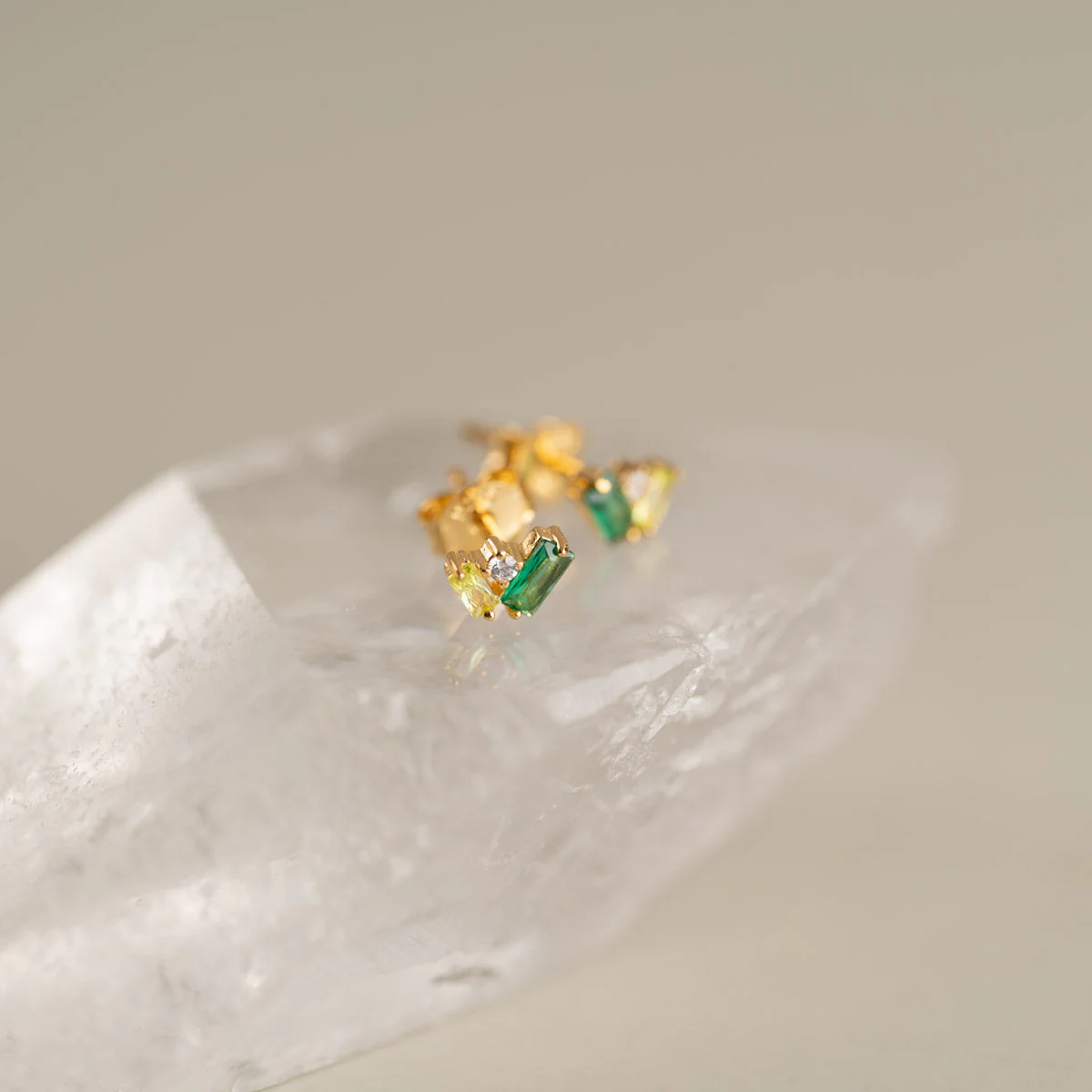ESMERALDA GREEN GOLDEN STUD EARRING - Image 3
