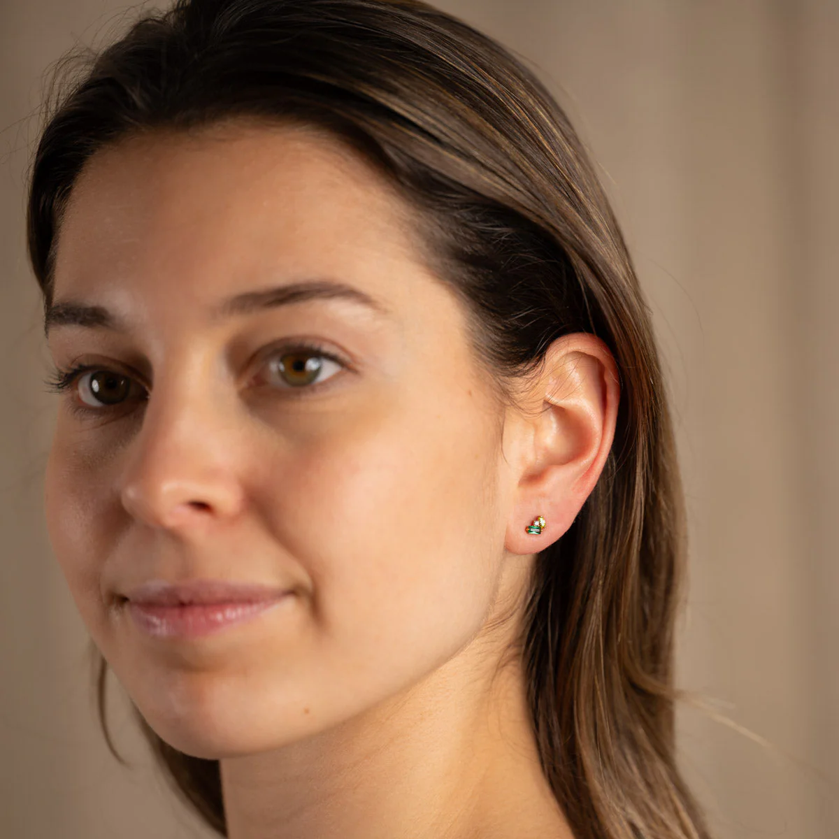 ESMERALDA GREEN GOLDEN STUD EARRING - Image 4