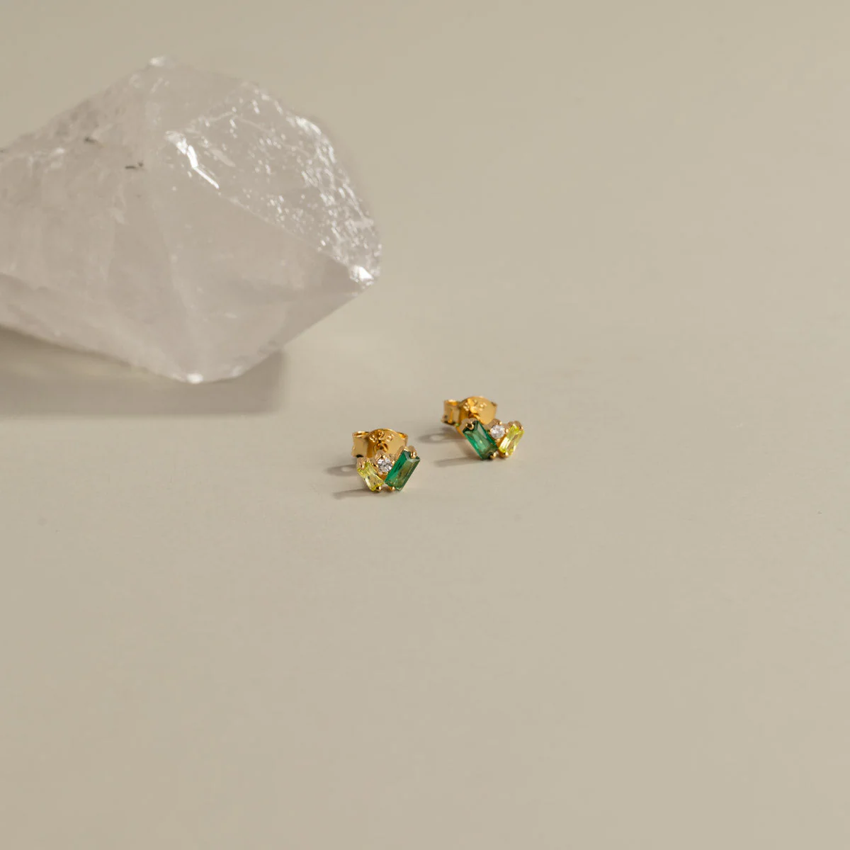 ESMERALDA GREEN GOLDEN STUD EARRING - Image 5