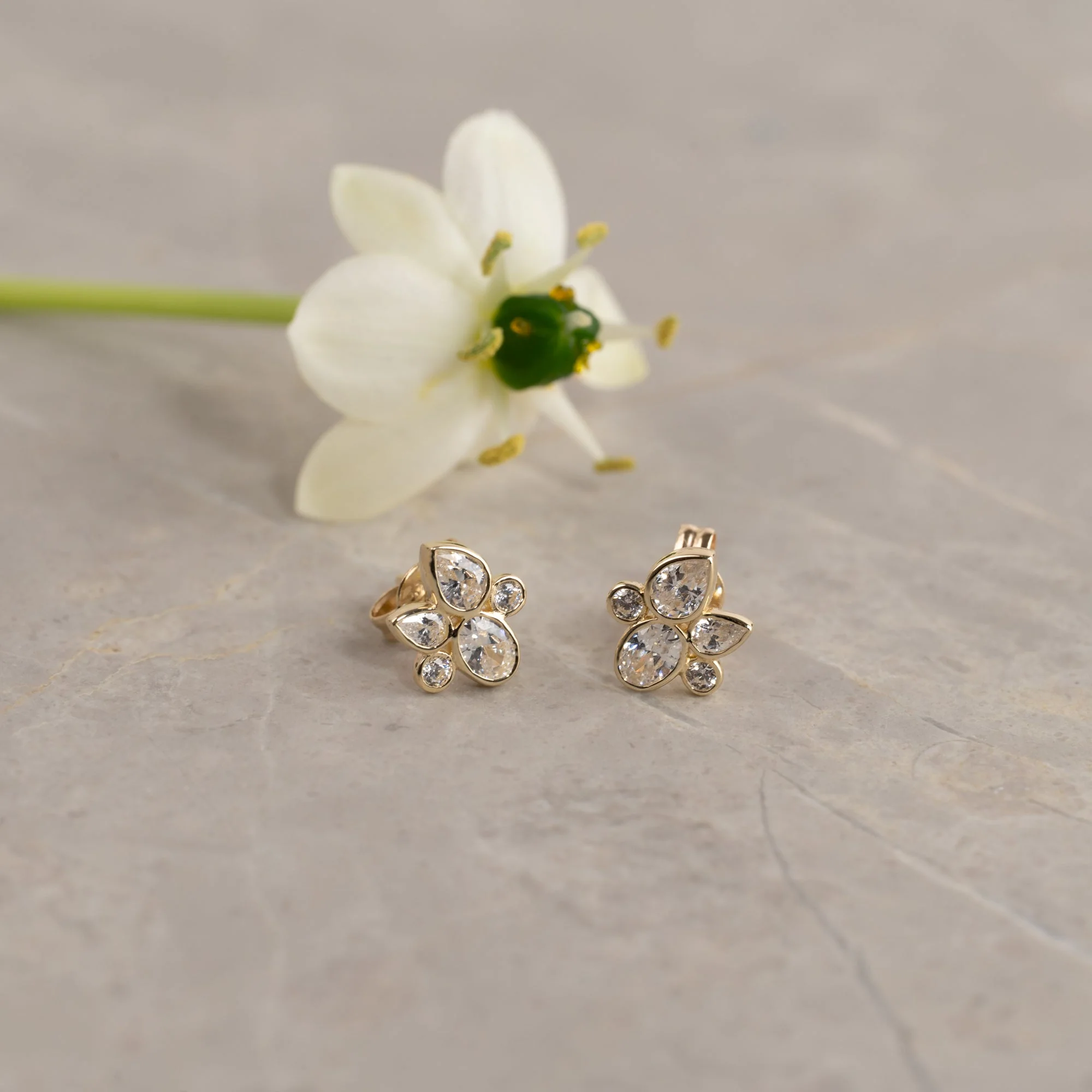 ESTELLE CRYSTAL SOLID GOLD STUD EARRING