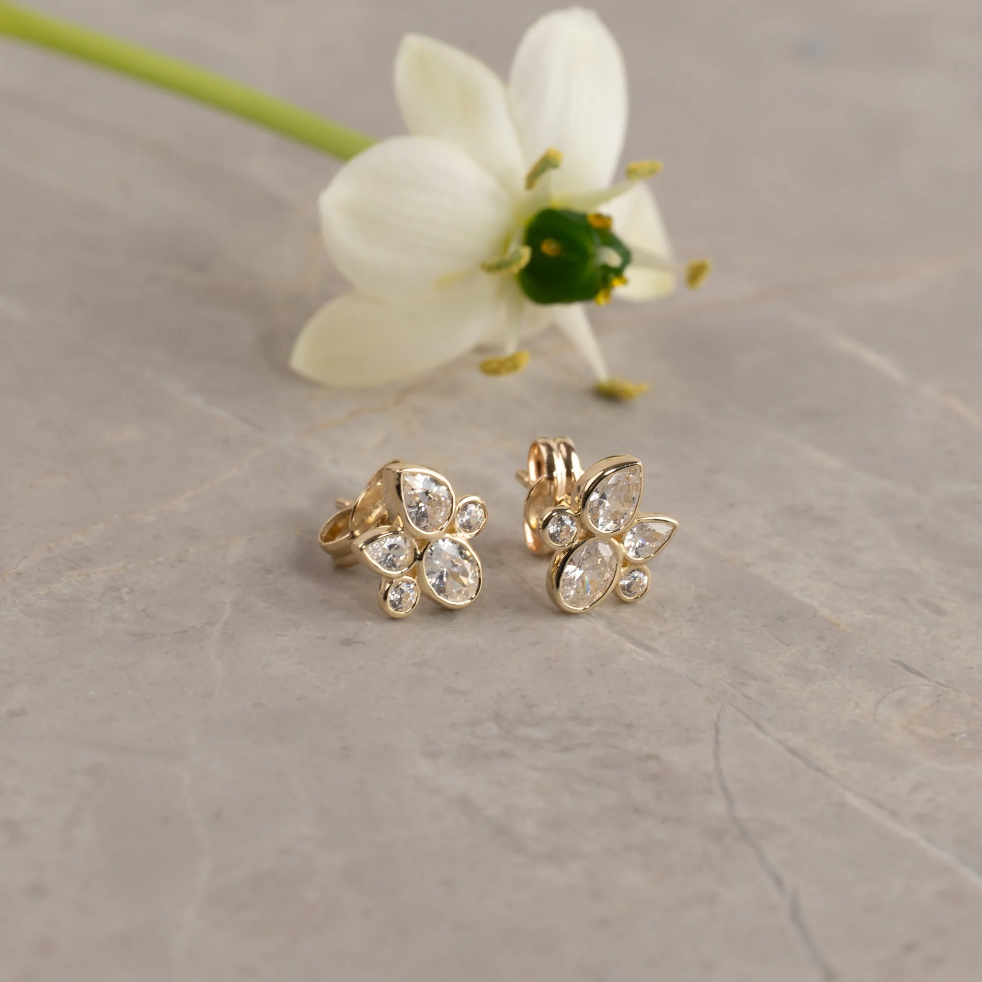 ESTELLE CRYSTAL SOLID GOLD STUD EARRING - Image 3
