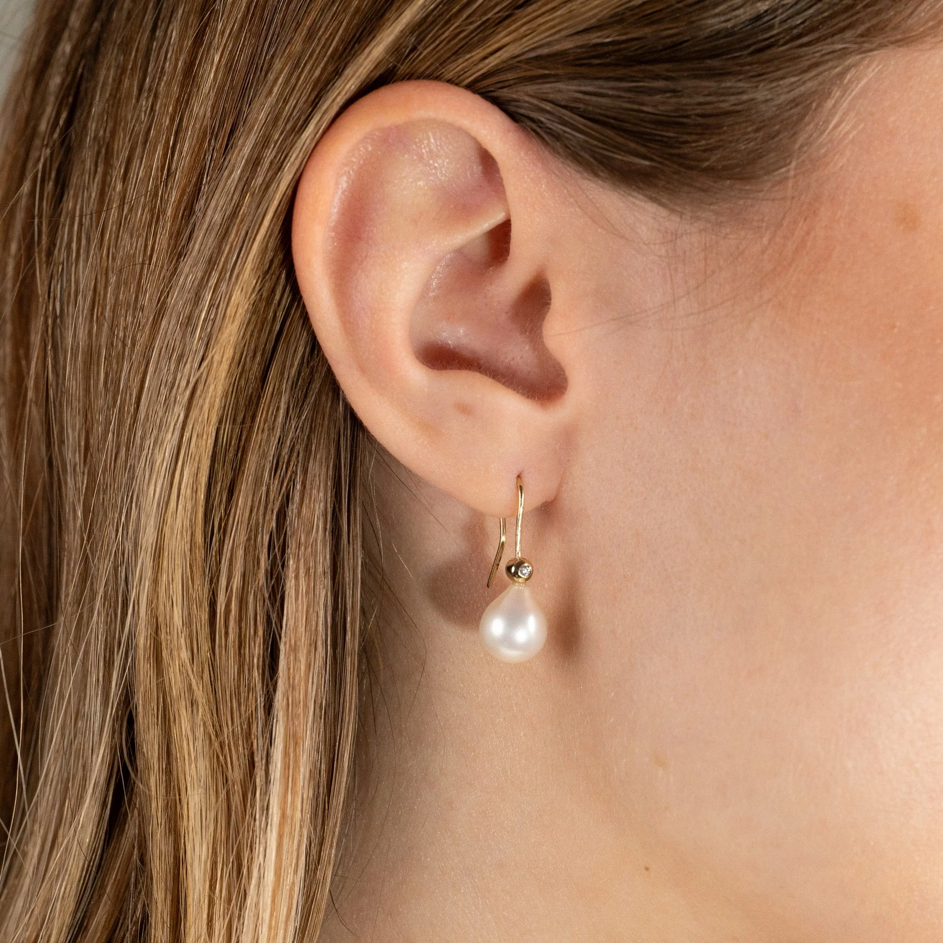 EVA PEARL SOLID GOLD HOOK EARRING - Image 2