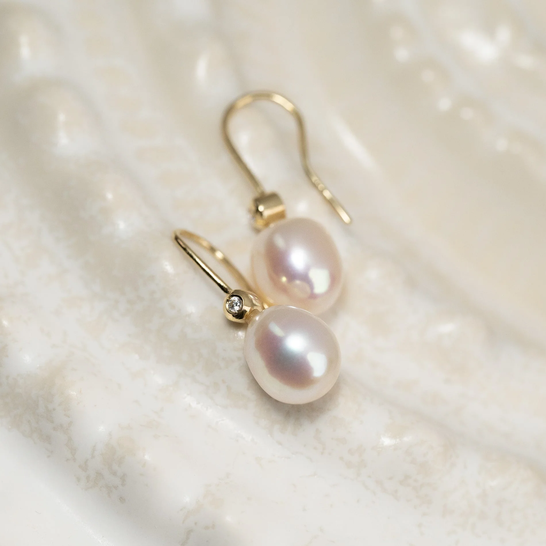 EVA PEARL SOLID GOLD HOOK EARRING - Image 3
