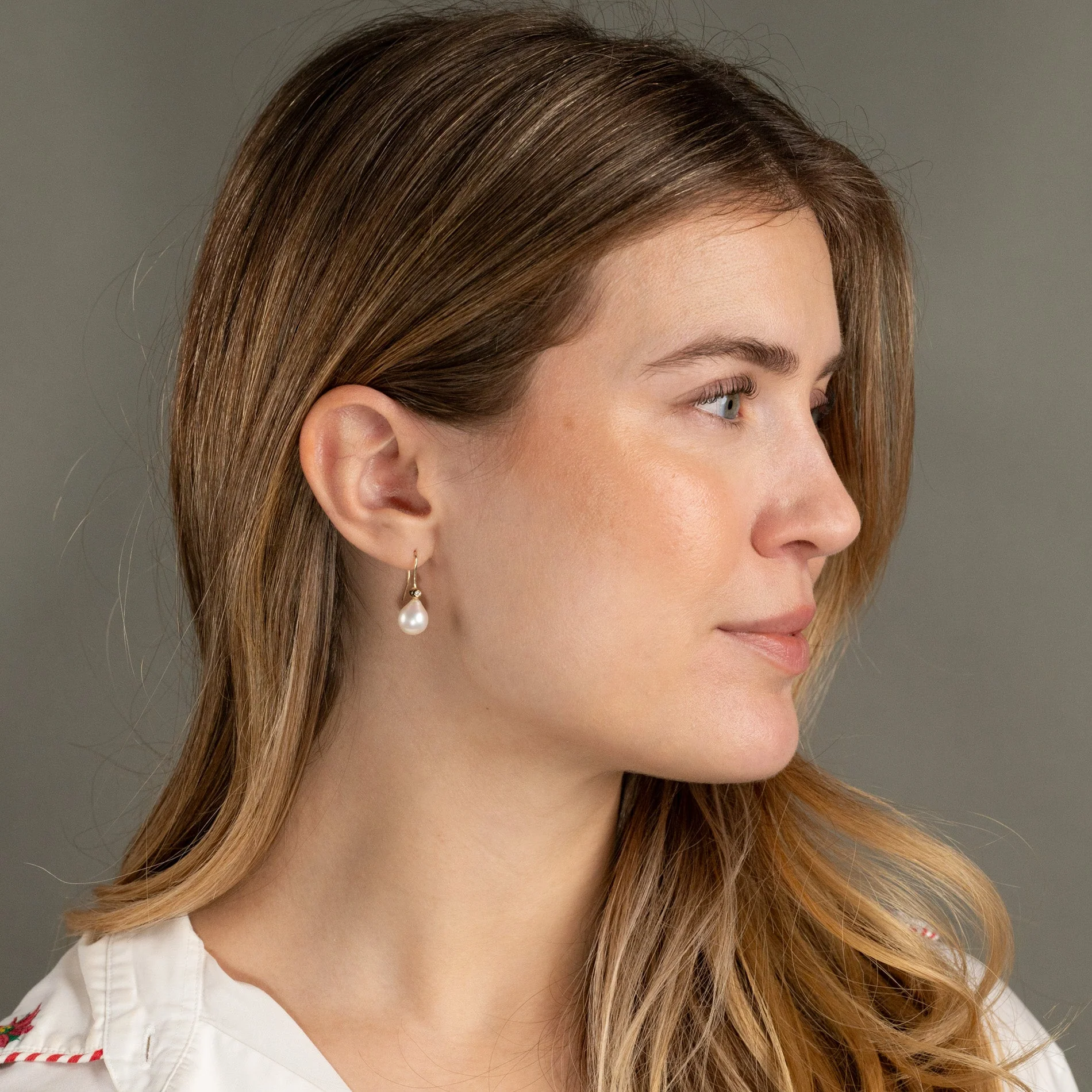EVA PEARL SOLID GOLD HOOK EARRING - Image 4