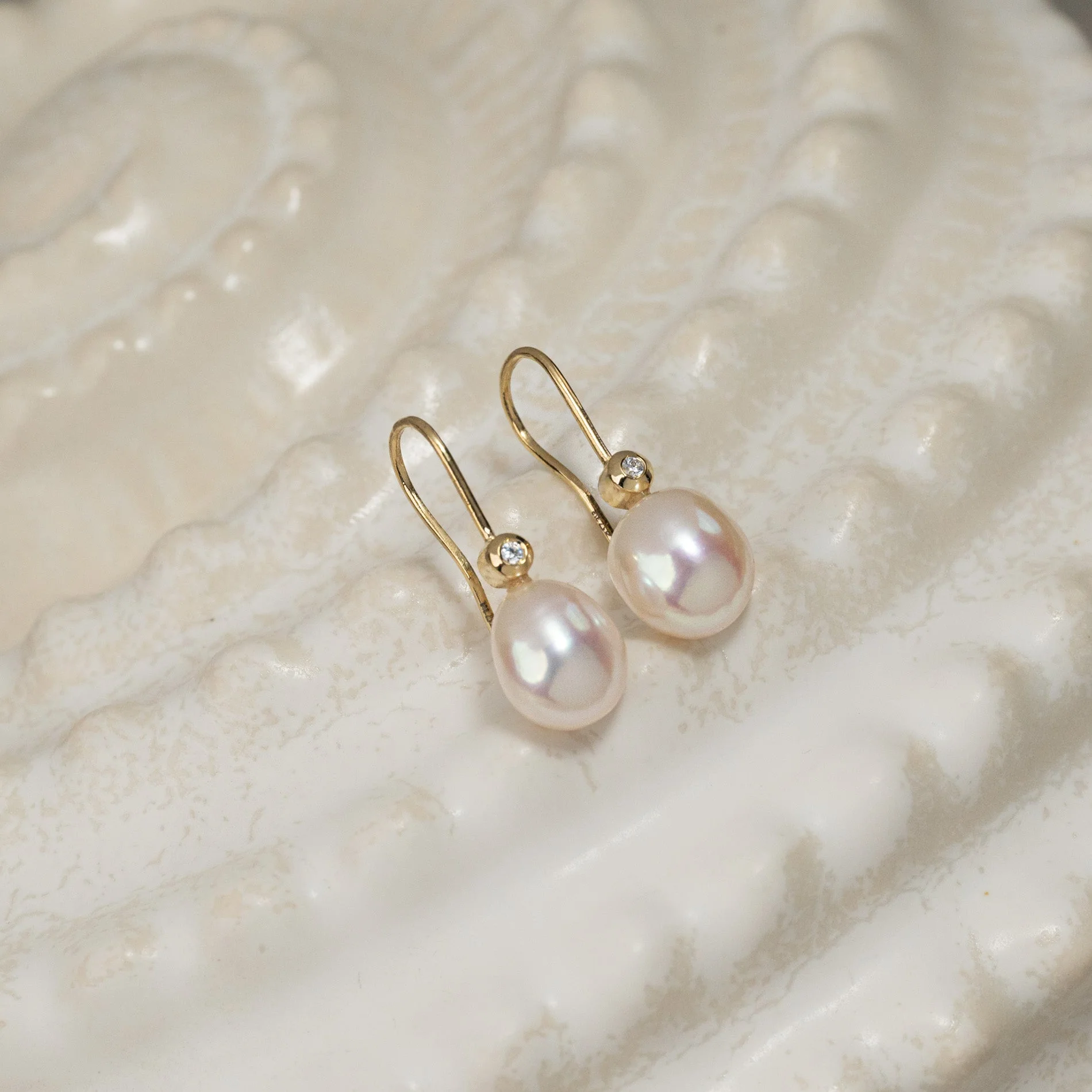 EVA PEARL SOLID GOLD HOOK EARRING - Image 5