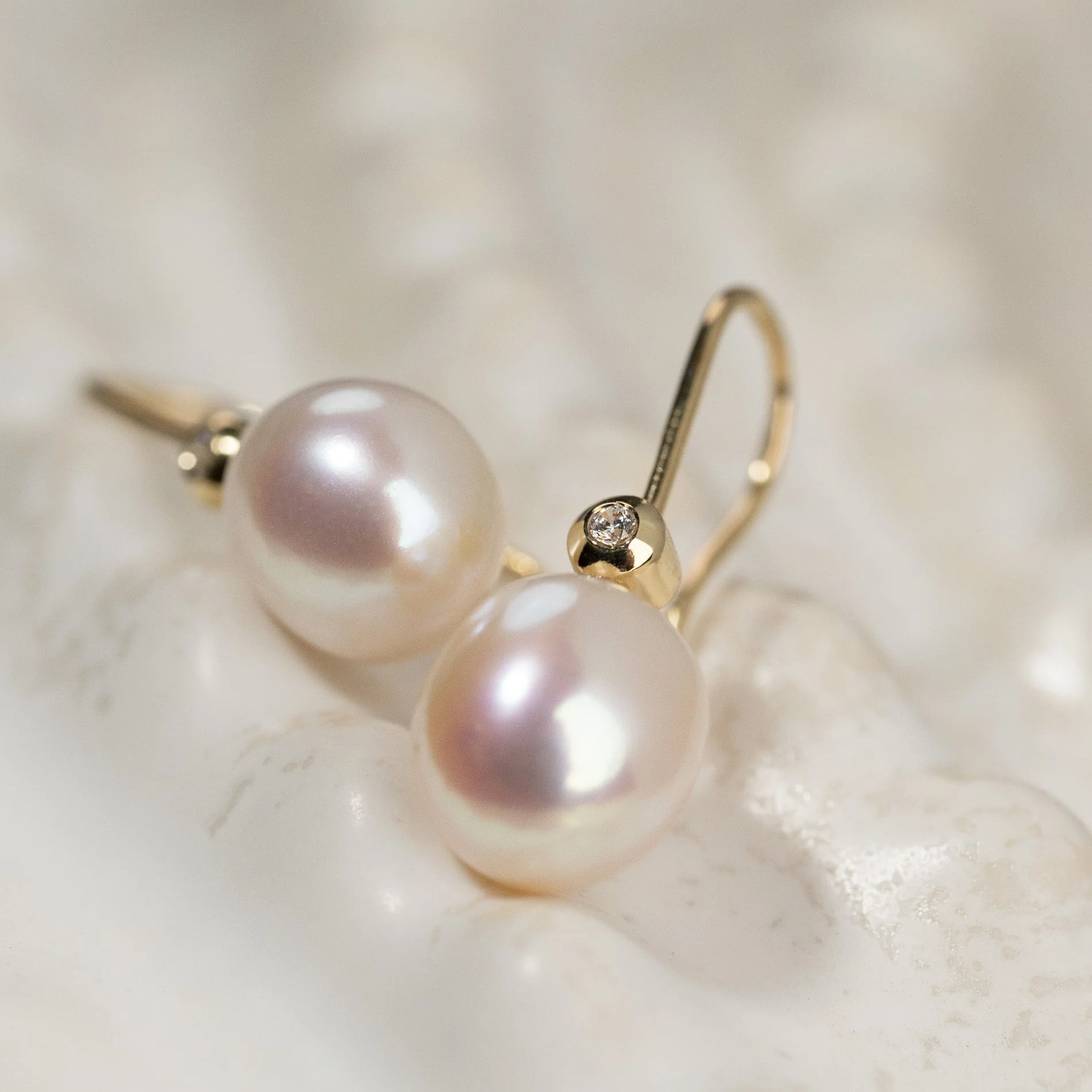 EVA PEARL SOLID GOLD HOOK EARRING - Image 6
