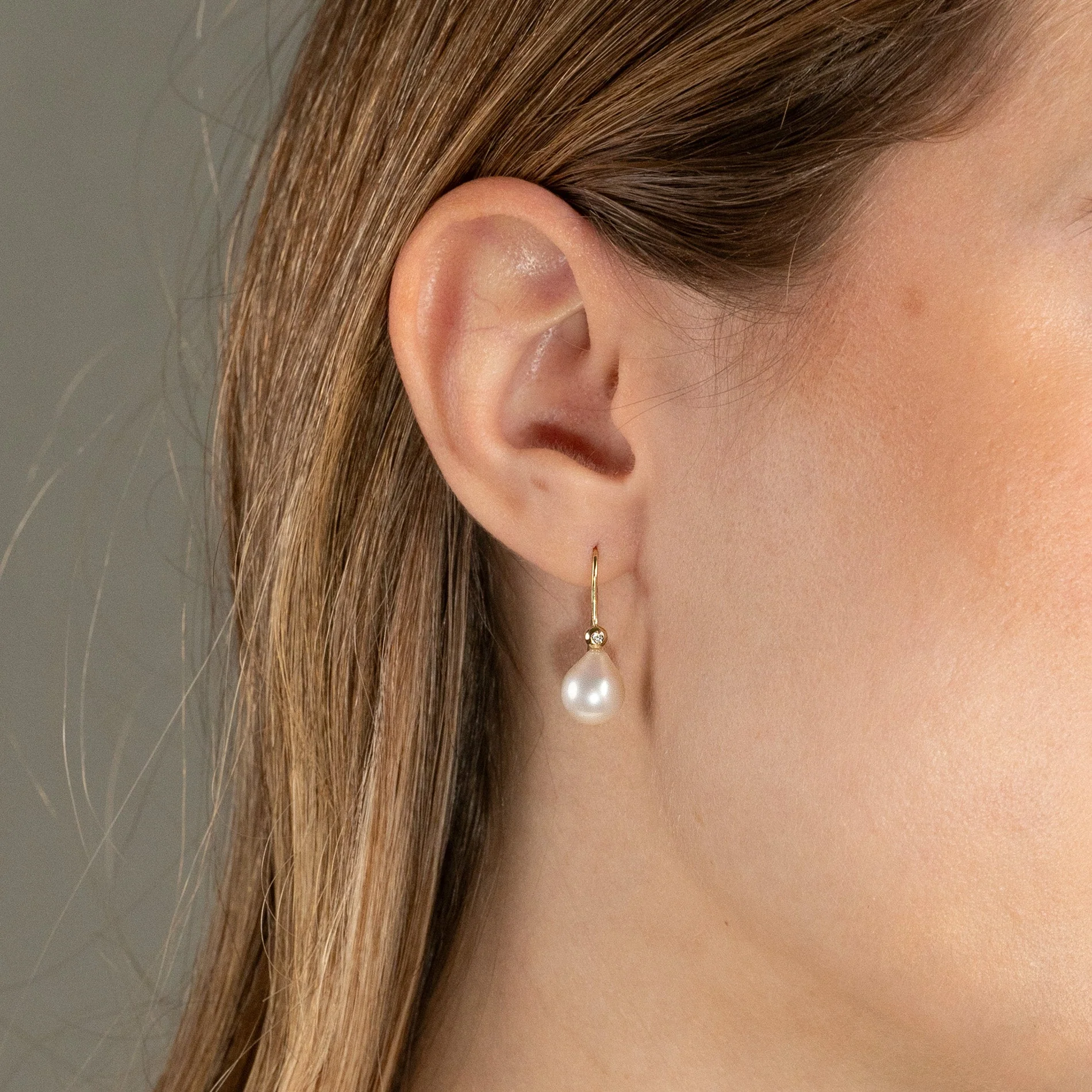 EVA PEARL SOLID GOLD HOOK EARRING - Image 7