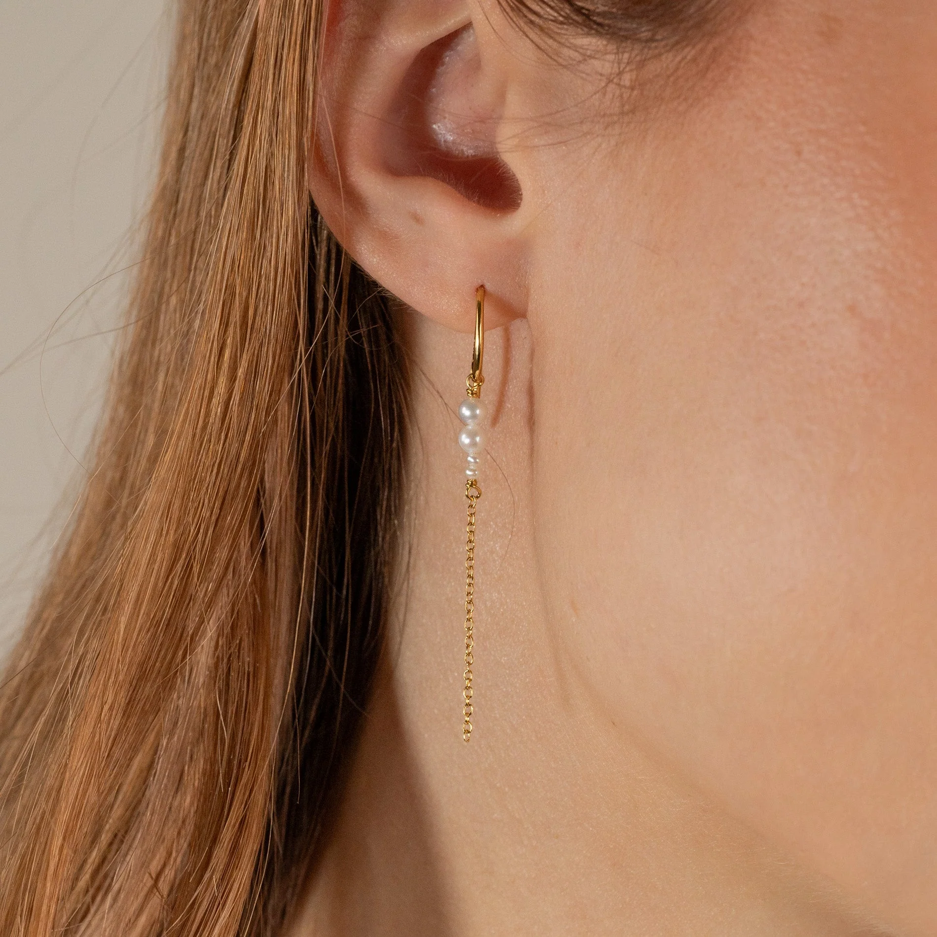 EVIE PEARL GOLDEN DROP EARRING - Image 2