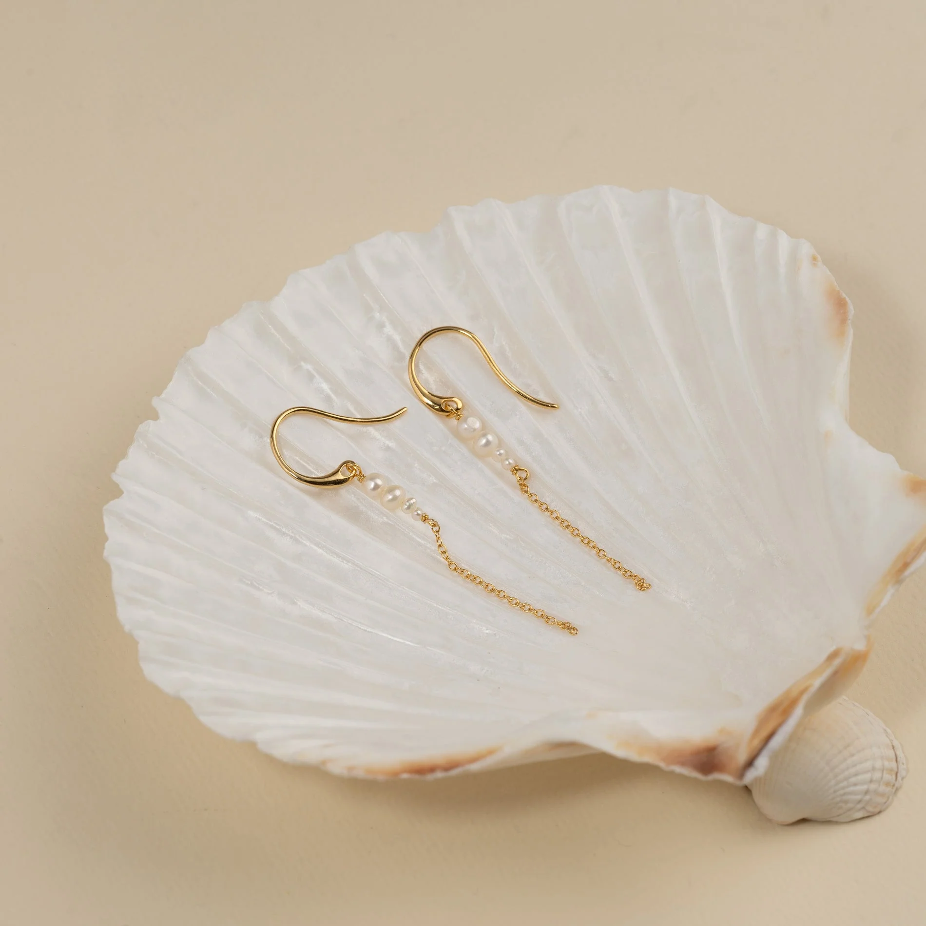 EVIE PEARL GOLDEN DROP EARRING - Image 3