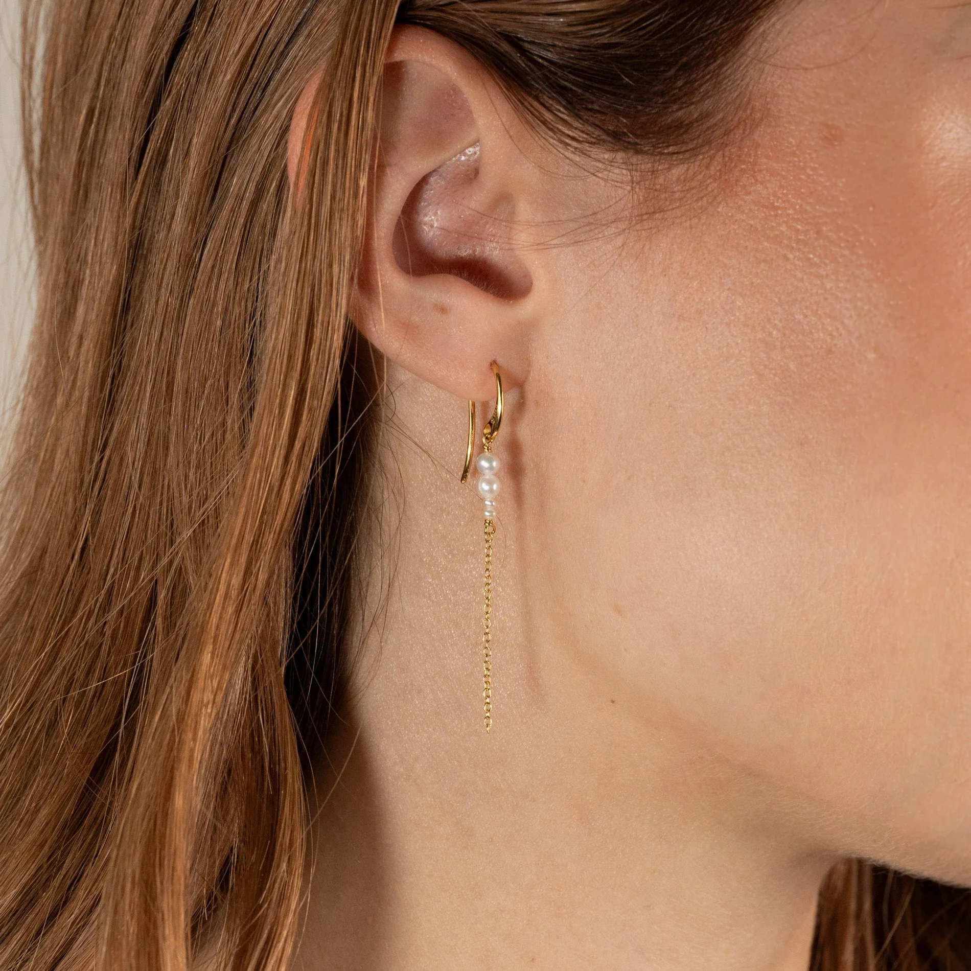 EVIE PEARL GOLDEN DROP EARRING - Image 4