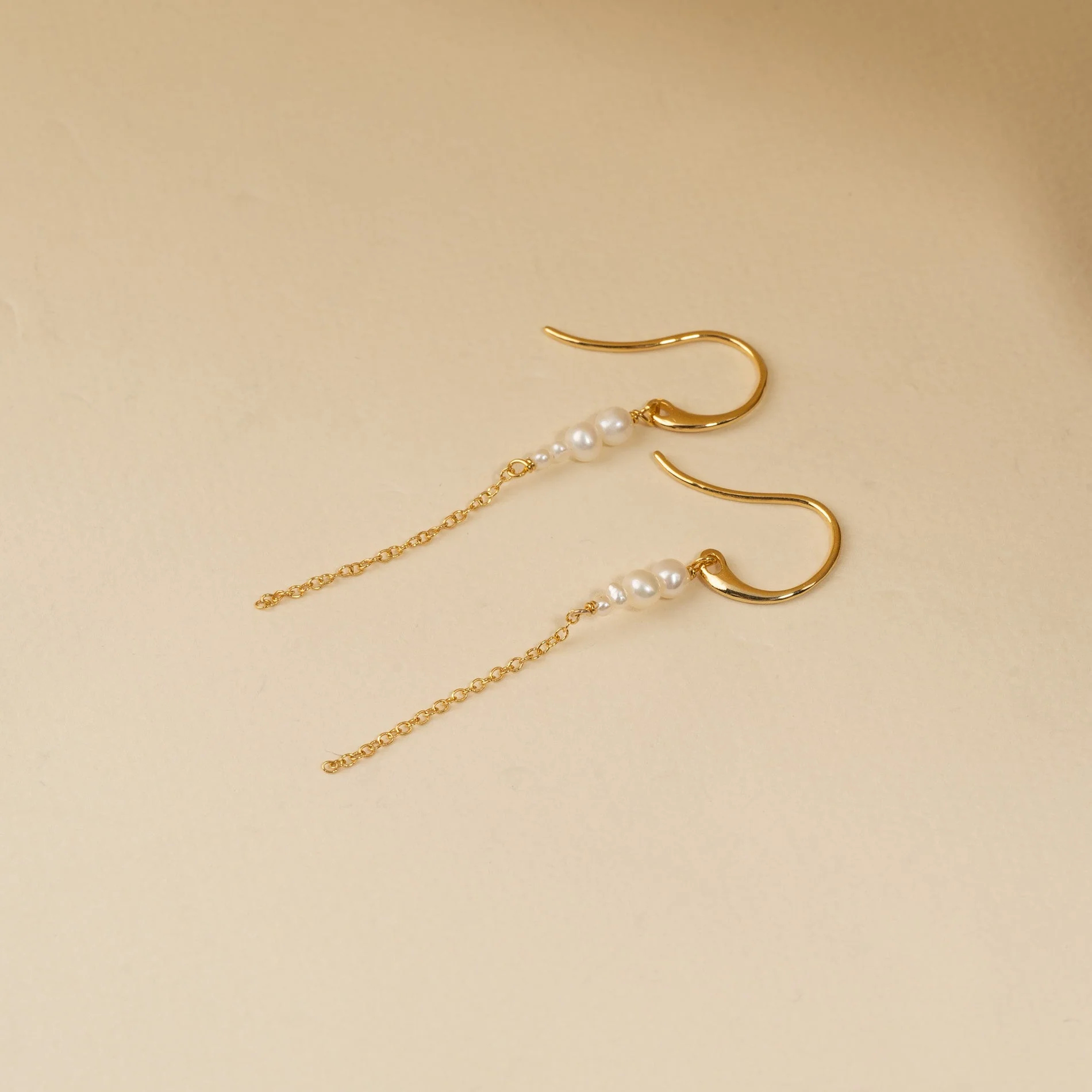 EVIE PEARL GOLDEN DROP EARRING - Image 5