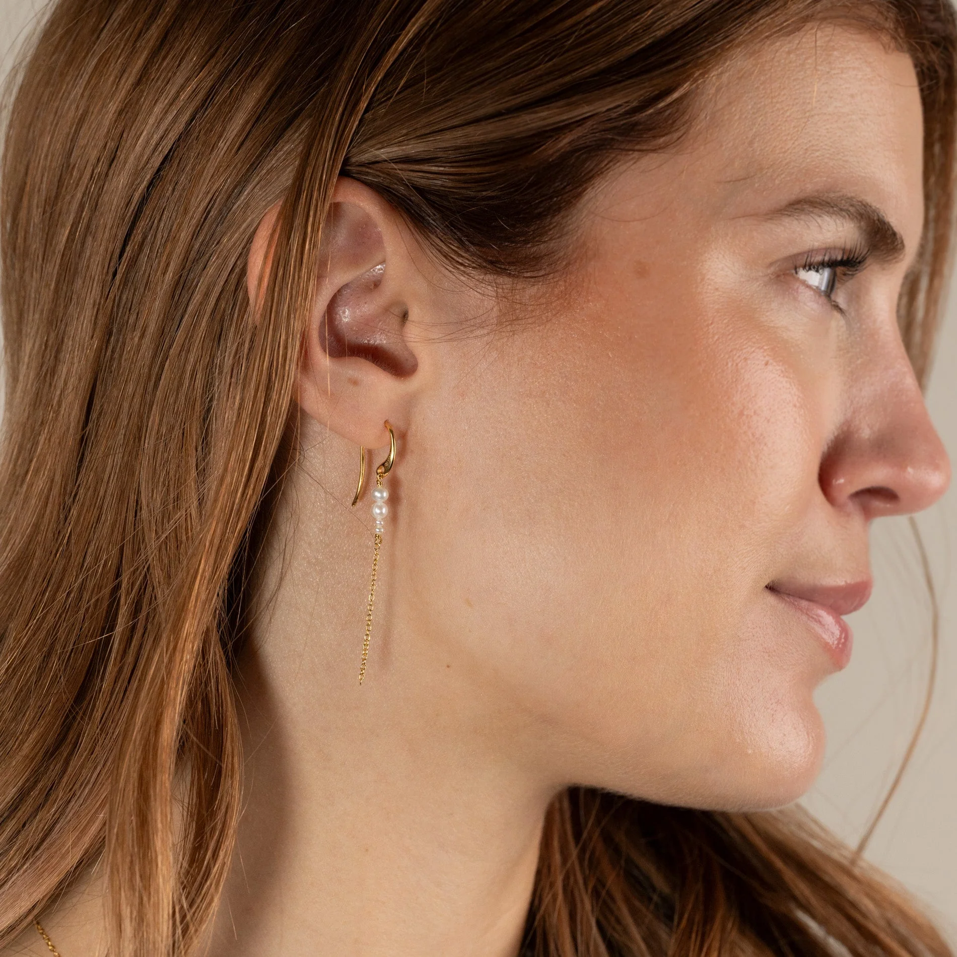EVIE PEARL GOLDEN DROP EARRING - Image 6