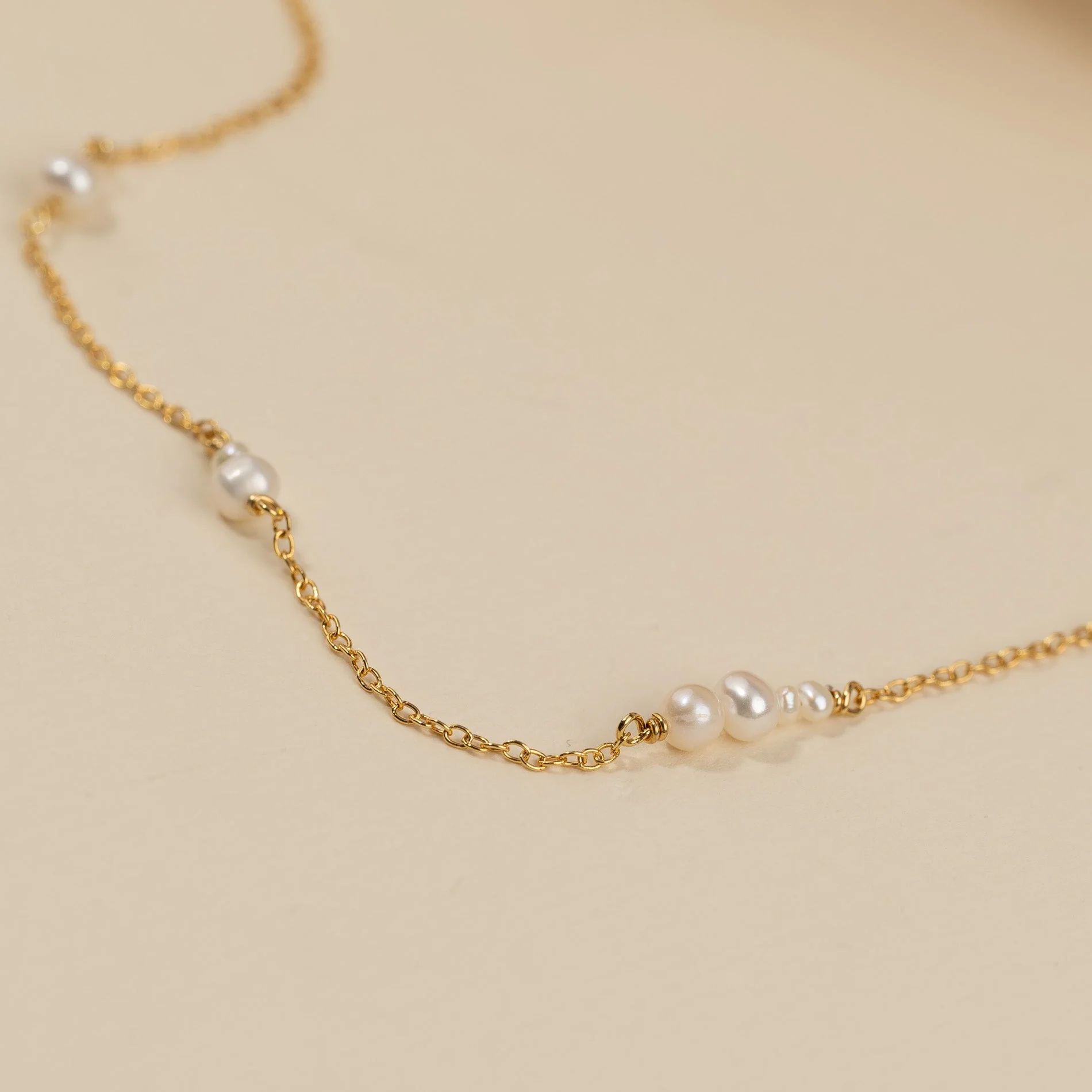 EVIE PEARL GOLDEN NECKLACE - Image 3