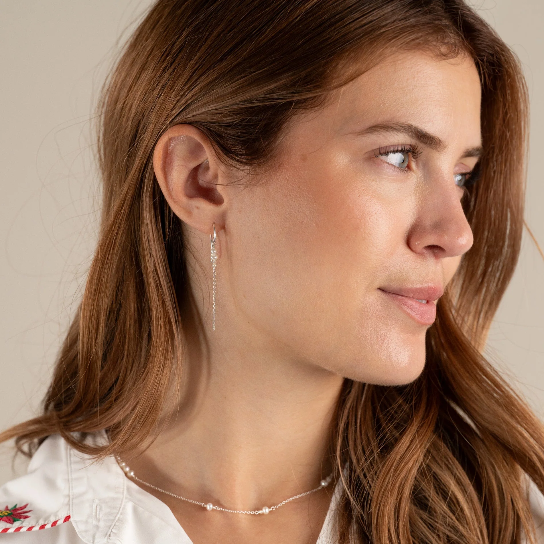 EVIE PEARL SILVER DROP EARRING - Image 6