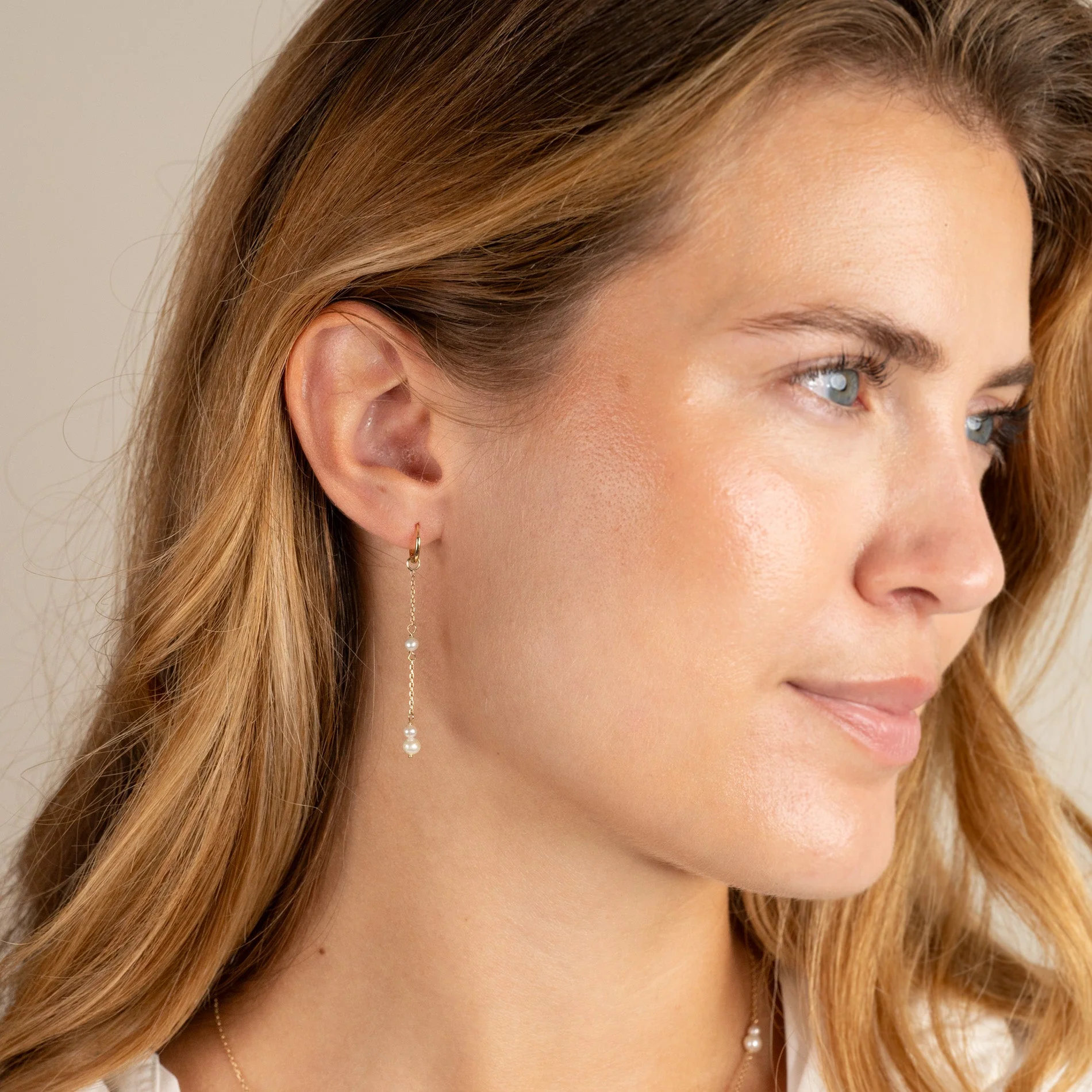 EVIE PEARL SOLID GOLD EARRING - Image 7