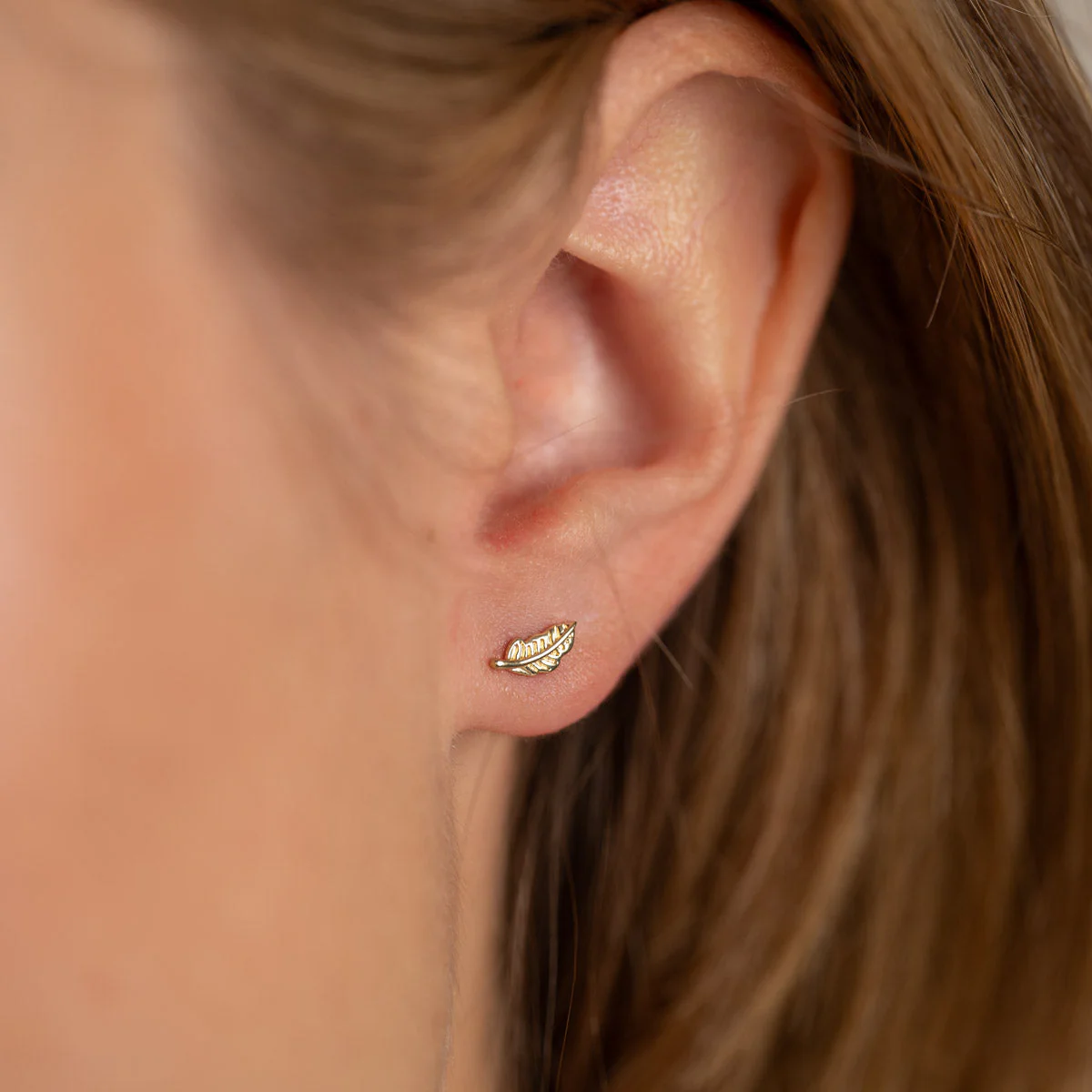 FEATHER SOLID GOLD STUD EARRING - Image 2