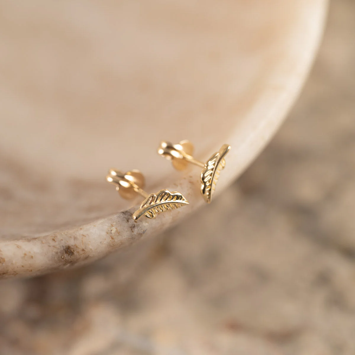 FEATHER SOLID GOLD STUD EARRING - Image 3