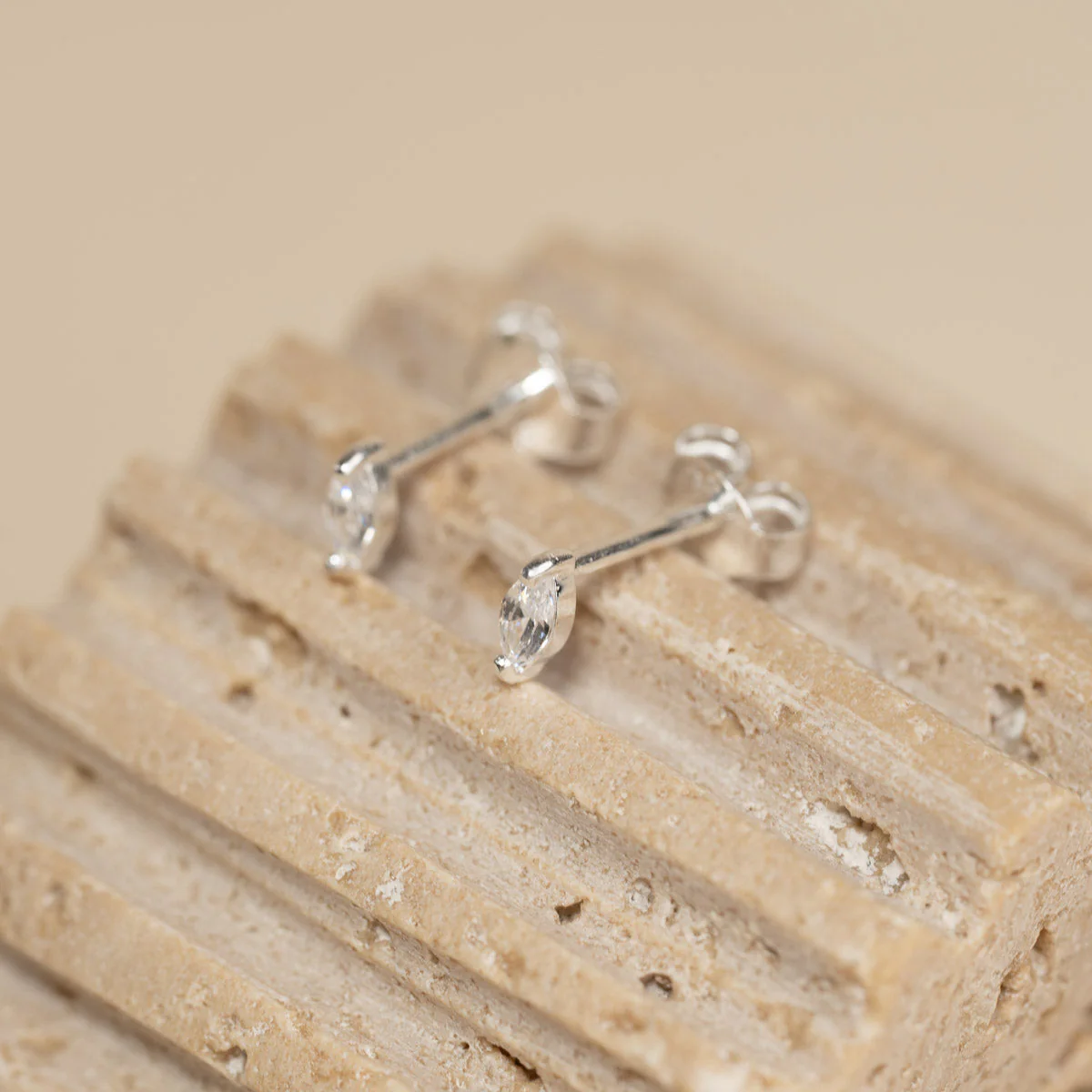 FELINE CRYSTAL SILVER EARRING - Image 3