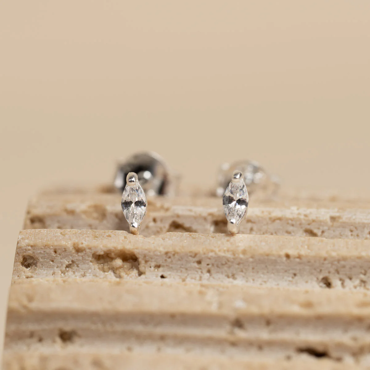 FELINE CRYSTAL SILVER EARRING - Image 5