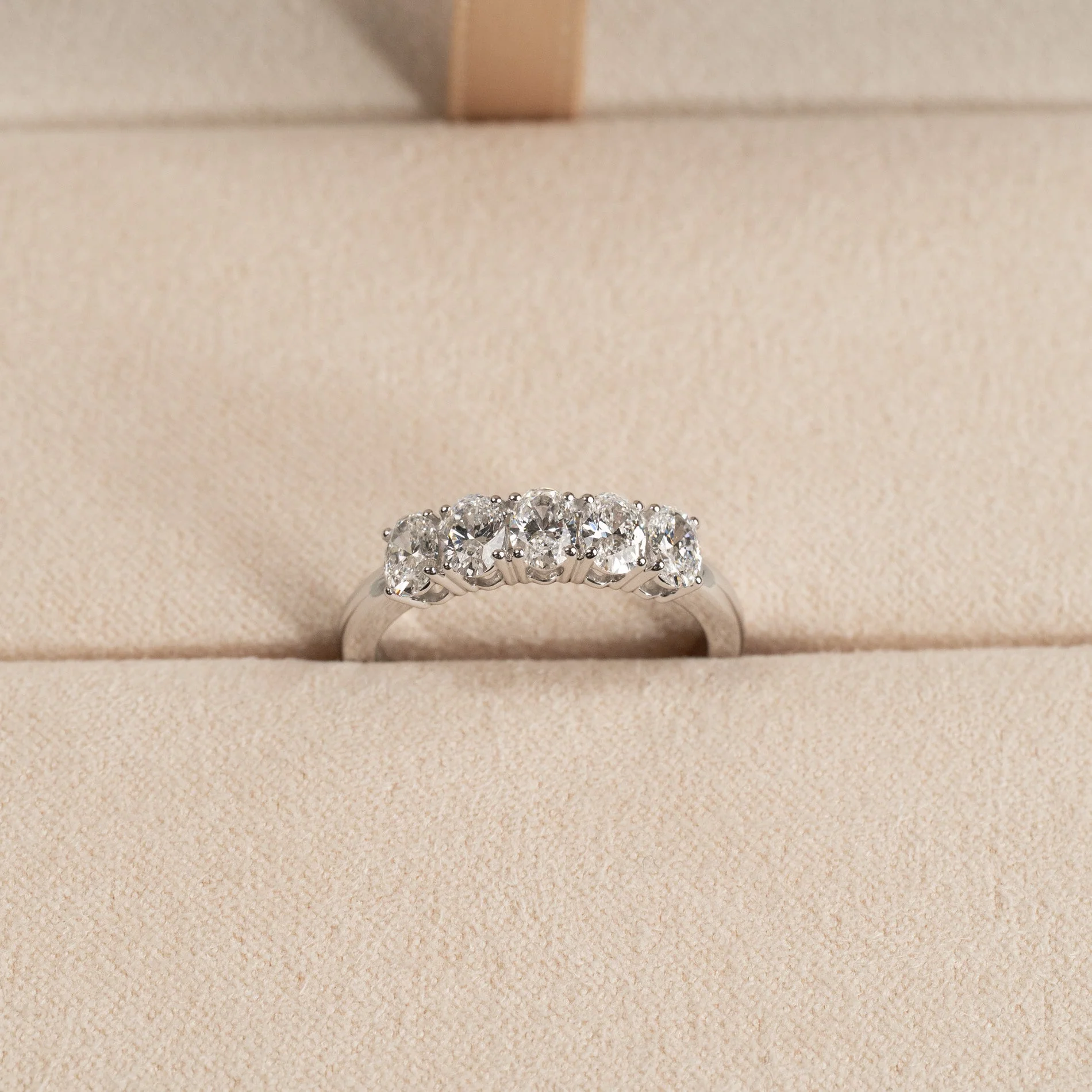 FIVE STONE OVAL-CUT LAB-DIAMOND RING - 1.0ct - WG - Image 3