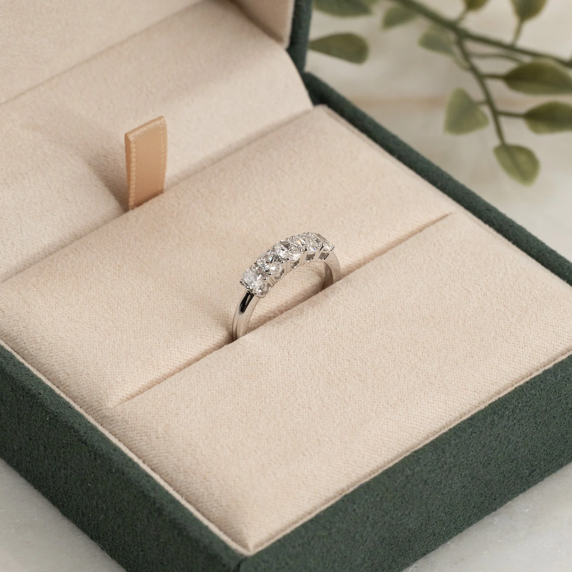 FIVE STONE OVAL-CUT LAB-DIAMOND RING - 1.0ct - WG - Image 4