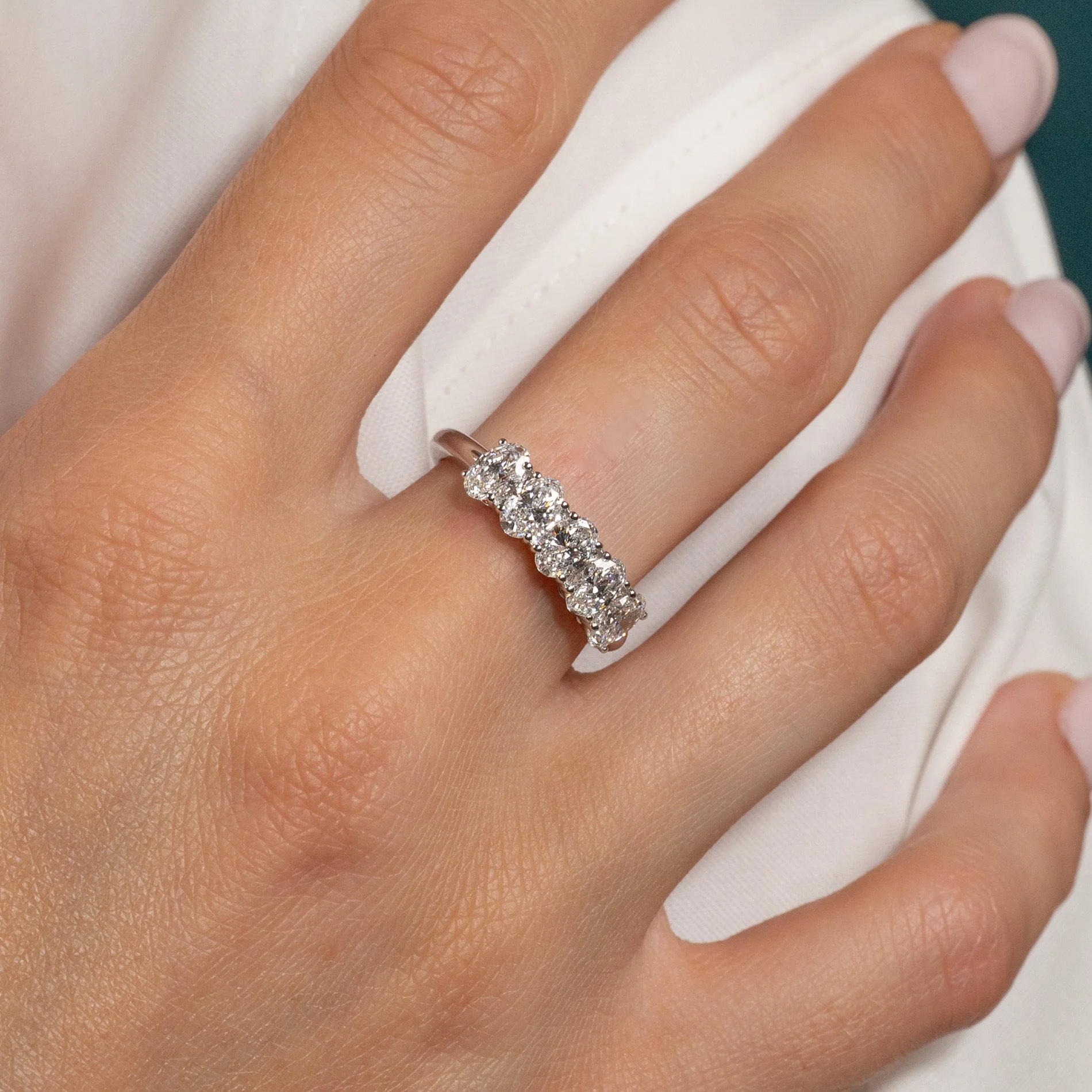 FIVE STONE OVAL-CUT LAB-DIAMOND RING - 1.5ct - WG - Image 2