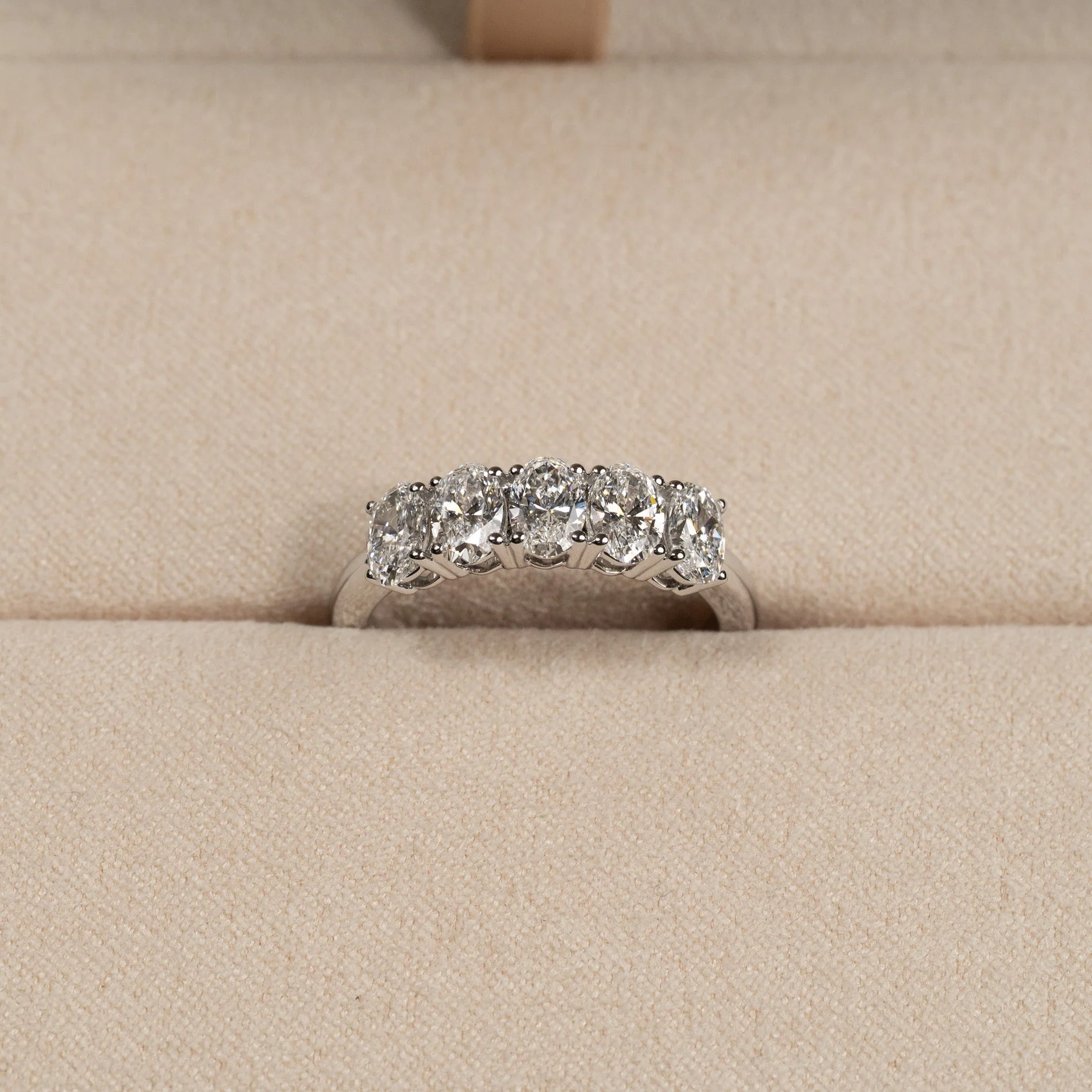 FIVE STONE OVAL-CUT LAB-DIAMOND RING - 1.5ct - WG - Image 3