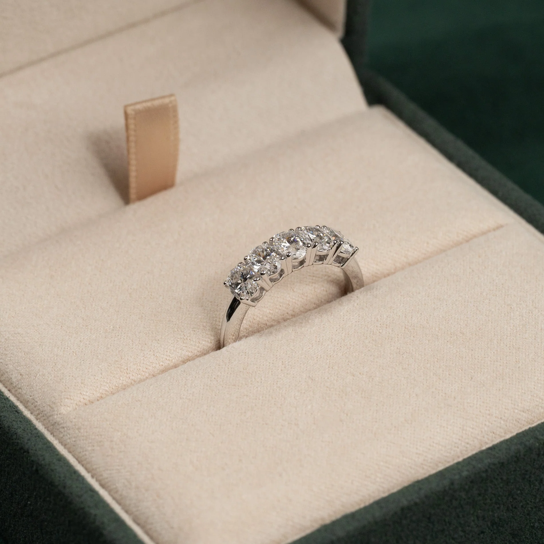 FIVE STONE OVAL-CUT LAB-DIAMOND RING - 1.5ct - WG - Image 6