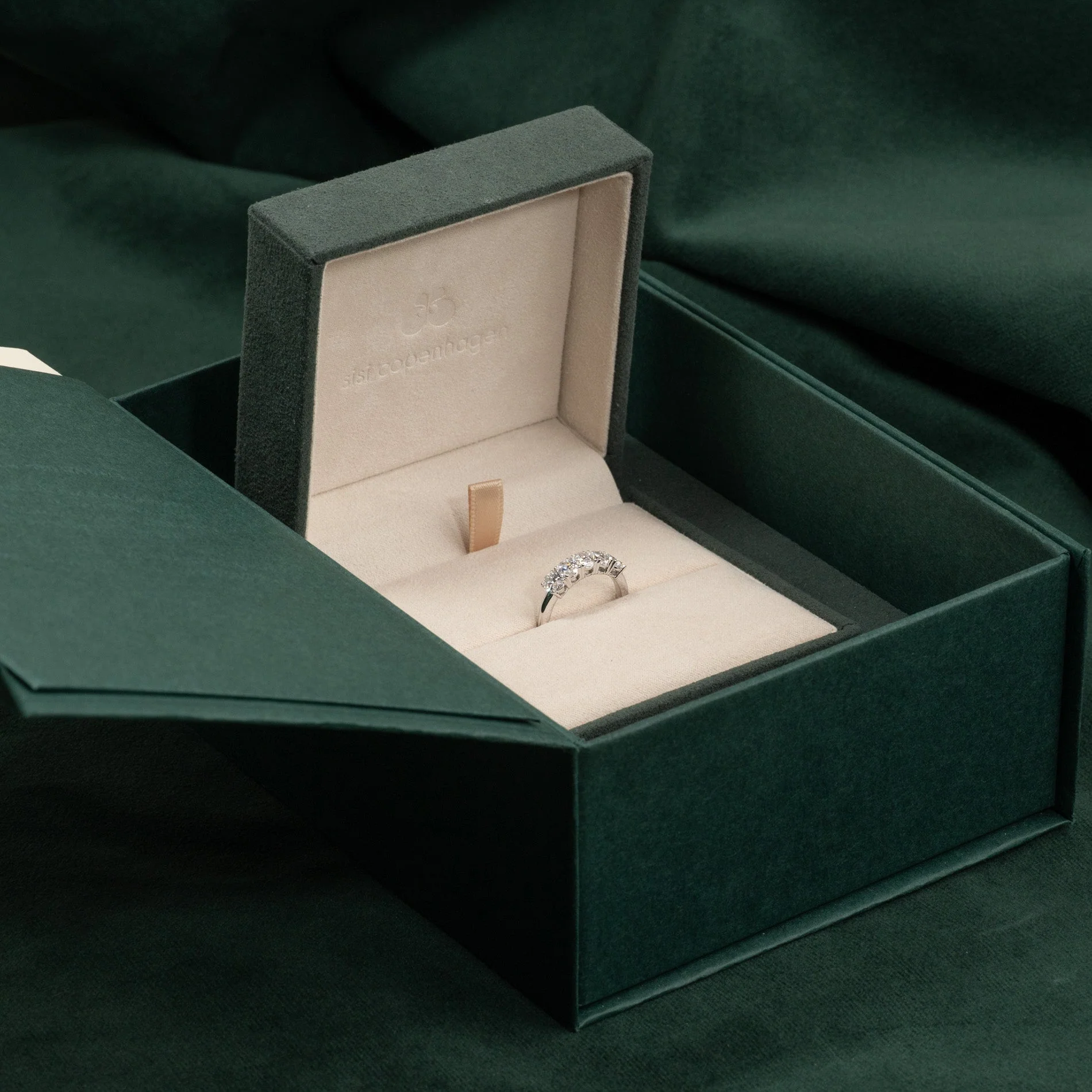 FIVE STONE OVAL-CUT LAB-DIAMOND RING - 1.5ct - WG - Image 8