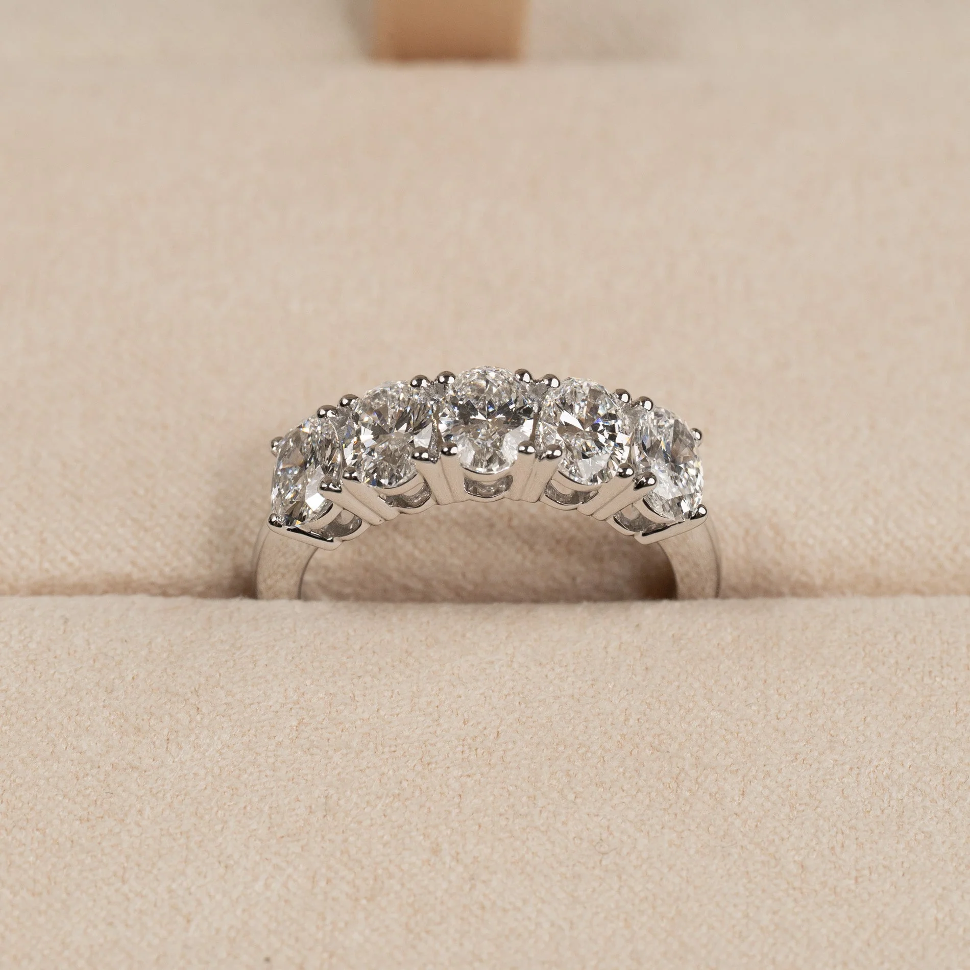 FIVE STONE OVAL-CUT LAB-DIAMOND RING - 2.0ct - WG - Image 3