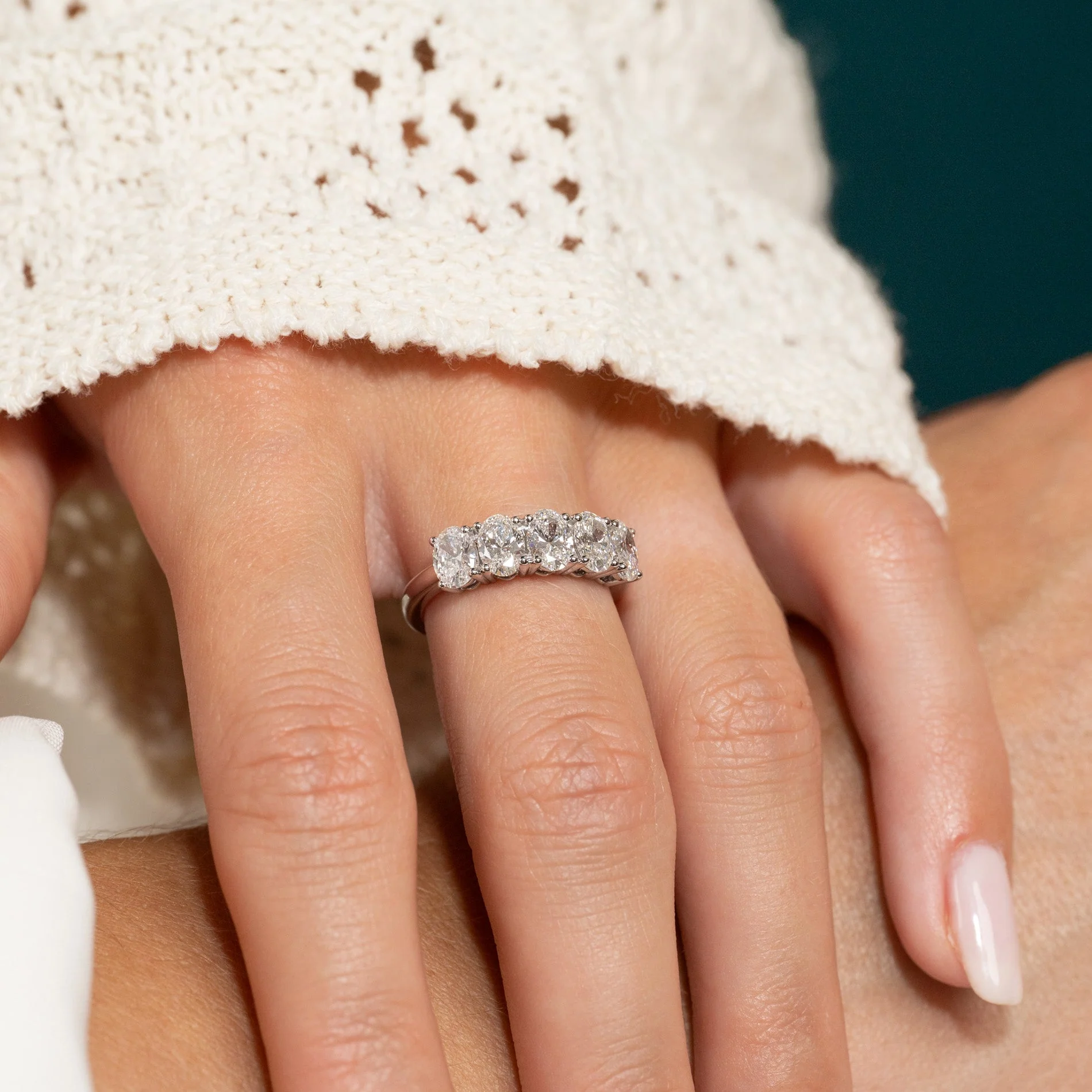 FIVE STONE OVAL-CUT LAB-DIAMOND RING - 2.0ct - WG - Image 4