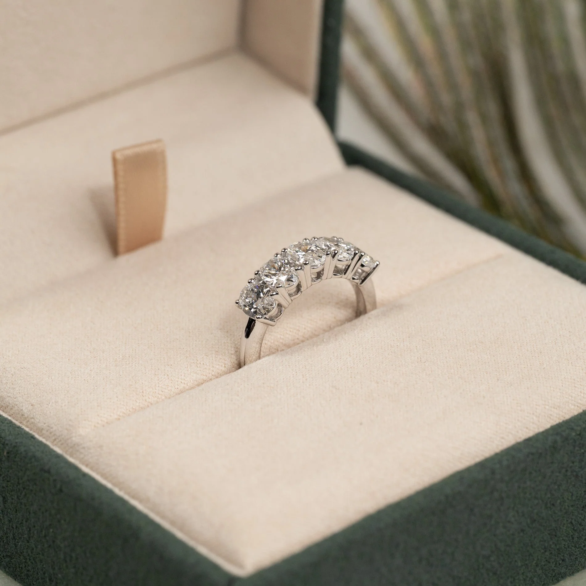 FIVE STONE OVAL-CUT LAB-DIAMOND RING - 2.0ct - WG - Image 5