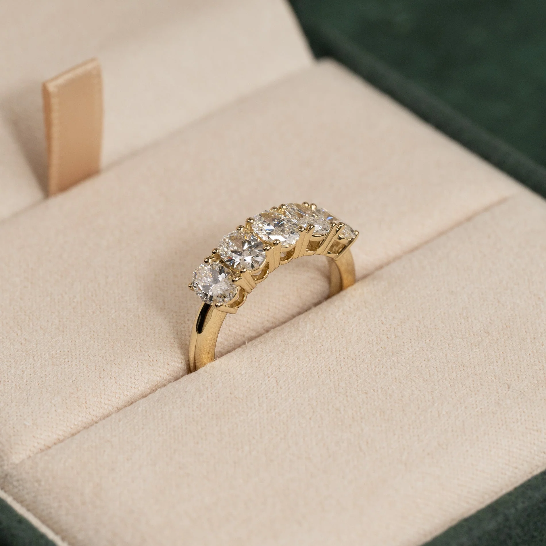 FIVE STONE OVAL-CUT LAB-DIAMOND RING - 2.0ct - YG - Image 4